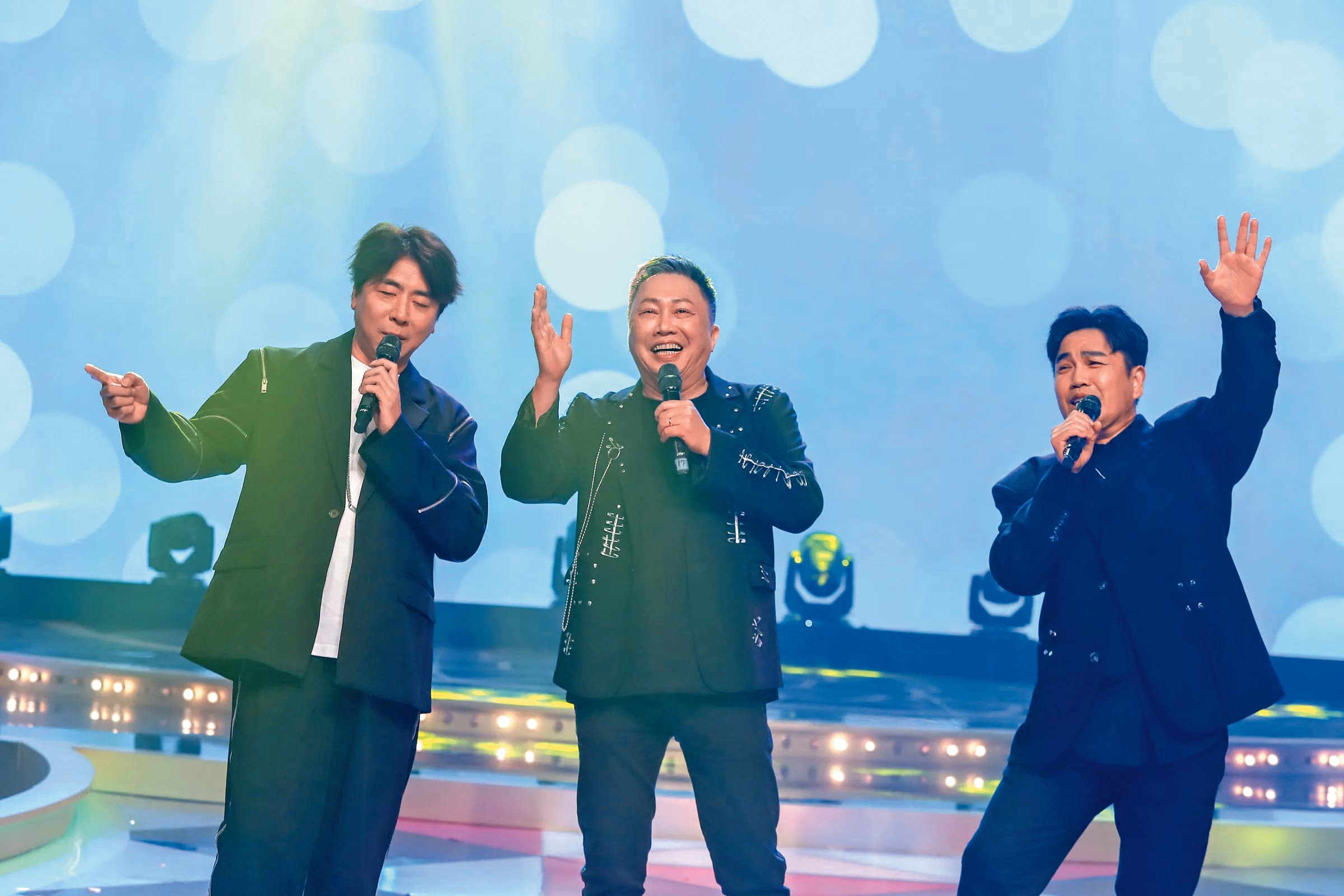 梁赫群（左）與昔日「景行廳男孩」團員趙正平（中）、林智賢（右）一起合體上節目錄影。（民視提供）
