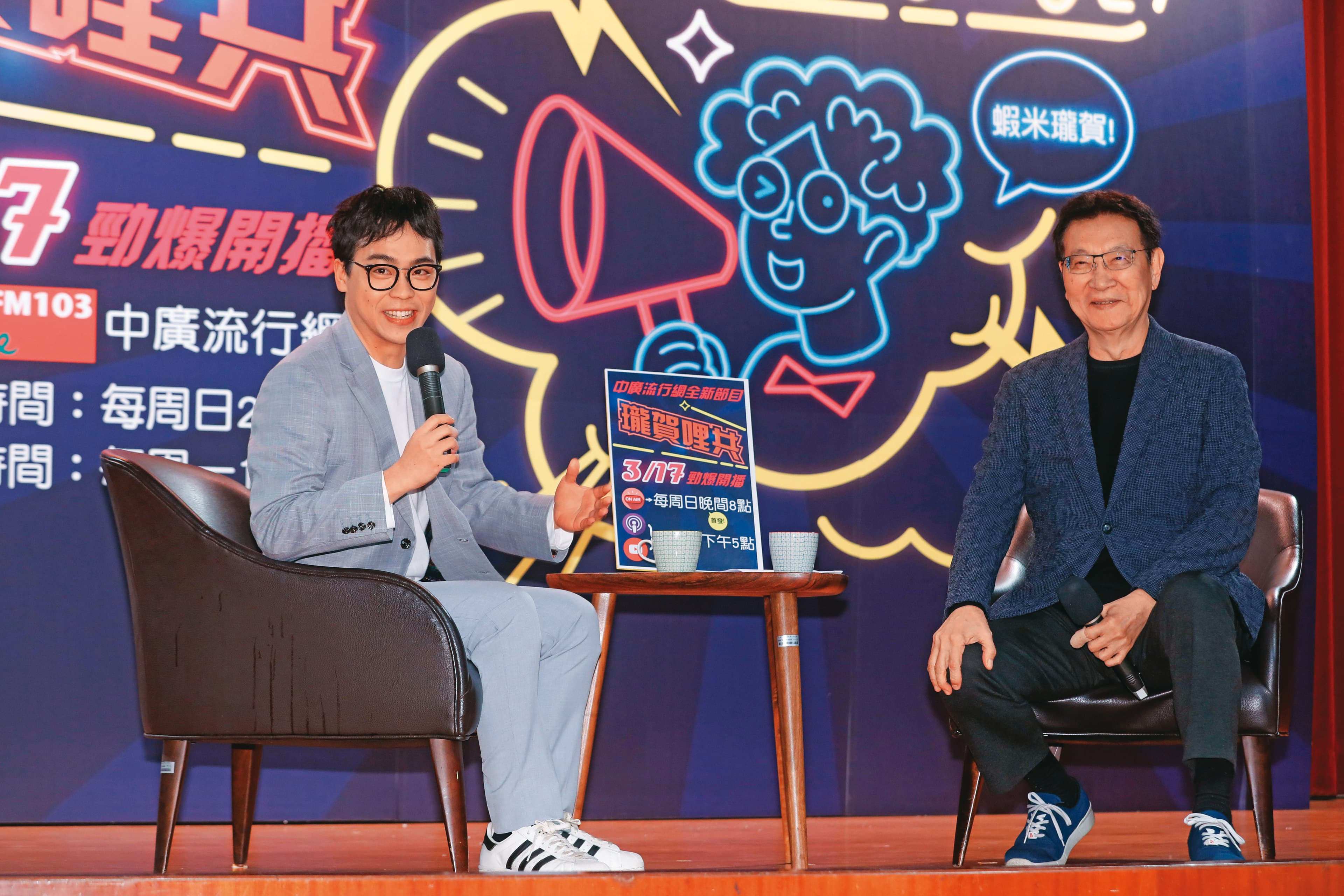 賀瓏（左）回歸傳統媒體，和趙少康（右）合作，在中廣主持廣播節目。