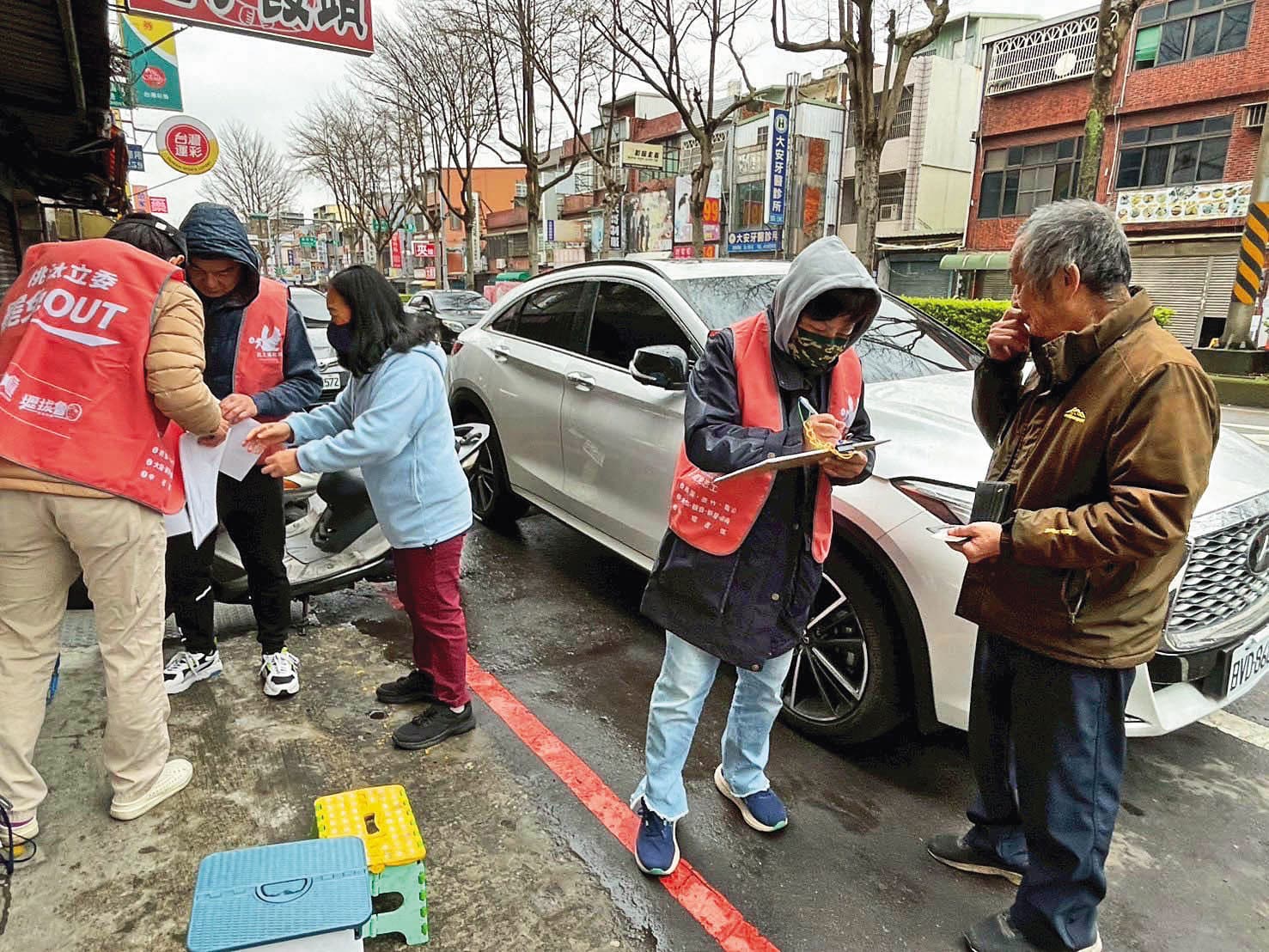 不少罷團近來都採小蜜蜂戰法靈活移動、上街找願意連署的民眾。（桃園罷團提供）
