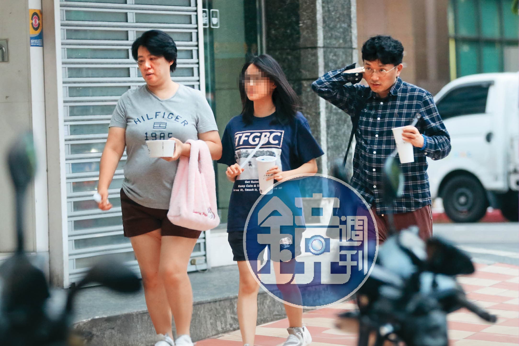 6月22日18：29，雖然只是吃晚餐，不過江坤俊（右）一家三口看來愜意而自得，感覺家庭氣氛尚可。