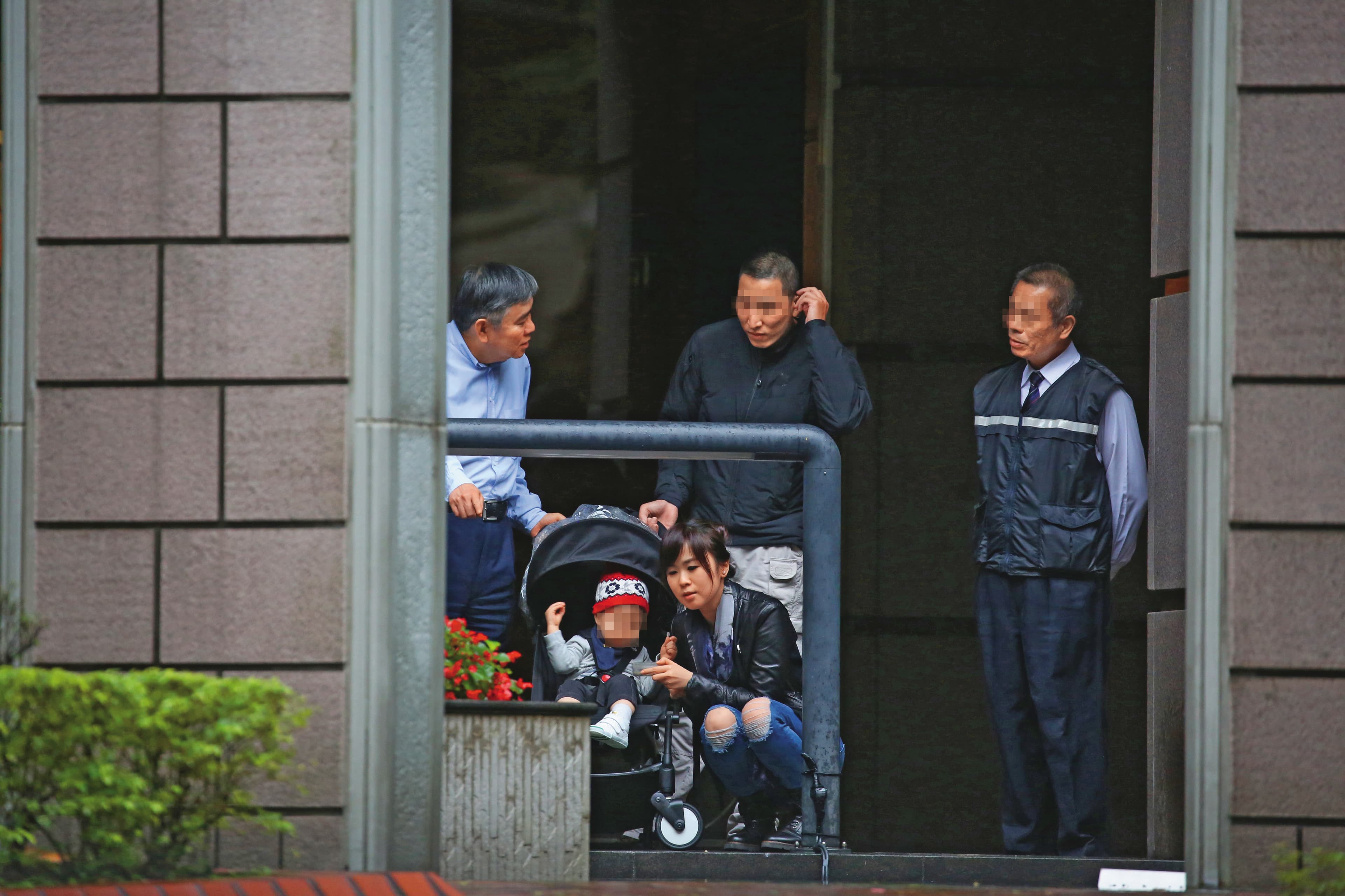 王文洋（左一）特別愛小孩，尤其寵愛女兒王思涵（右二）所生的外孫（左二）。