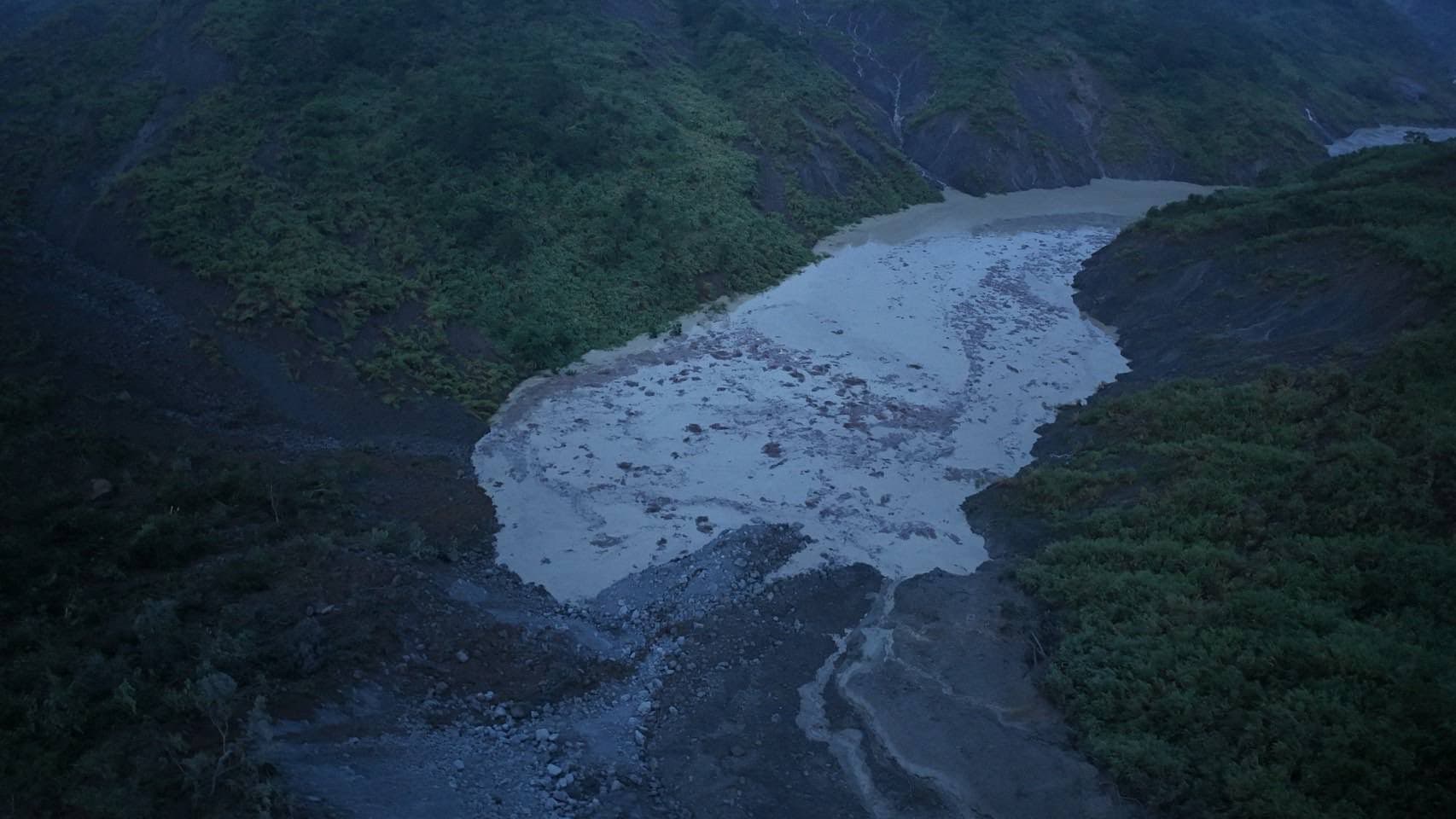 清水溪堰塞湖恐有潰決風險，鎮長陳東睦立即指示撤離低窪地區居民。（翻攝自陳東睦臉書）