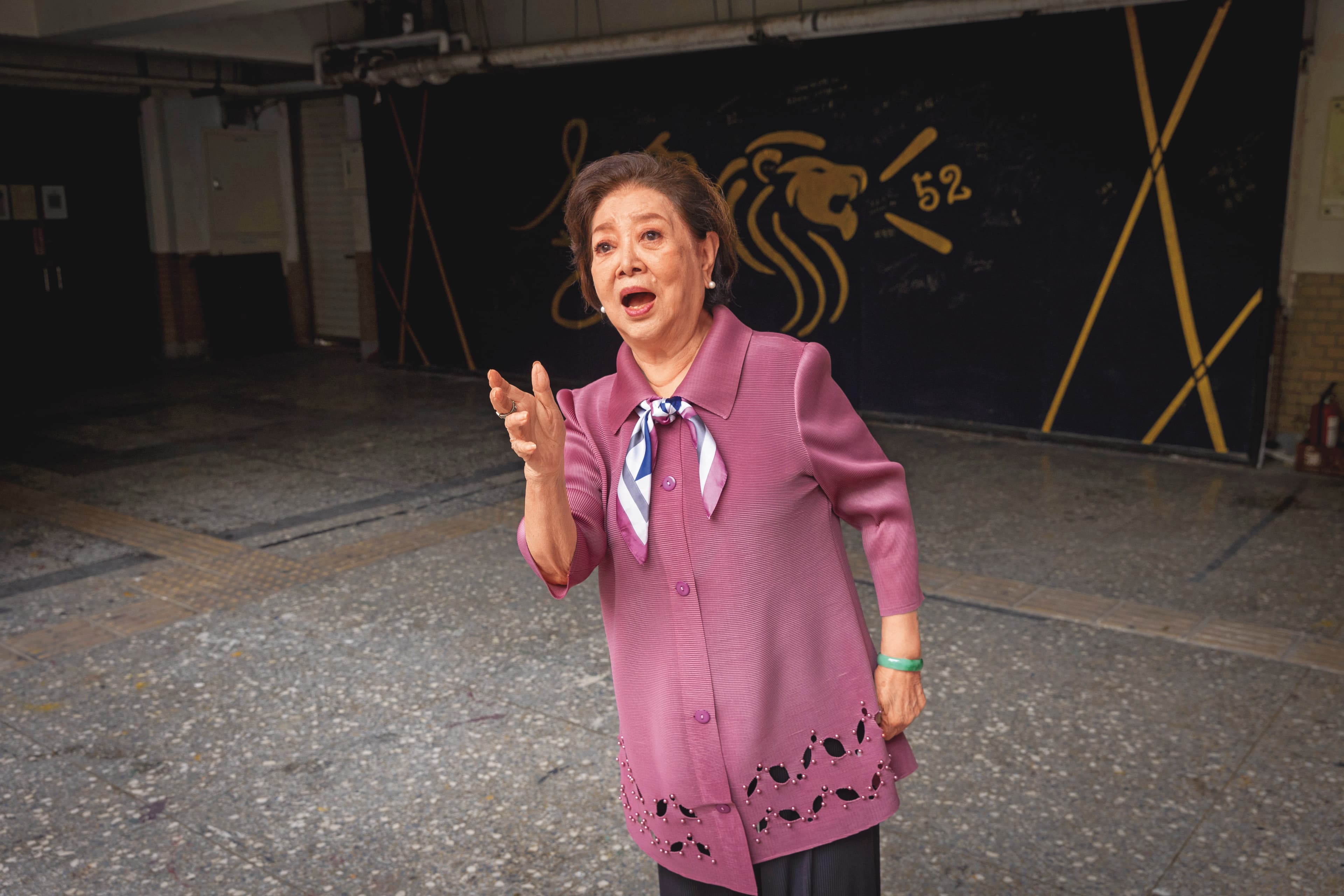 陳淑芳平時被民眾認出要求合照時，願意配合擺出各種姿勢與表情，堪稱「表情包」。