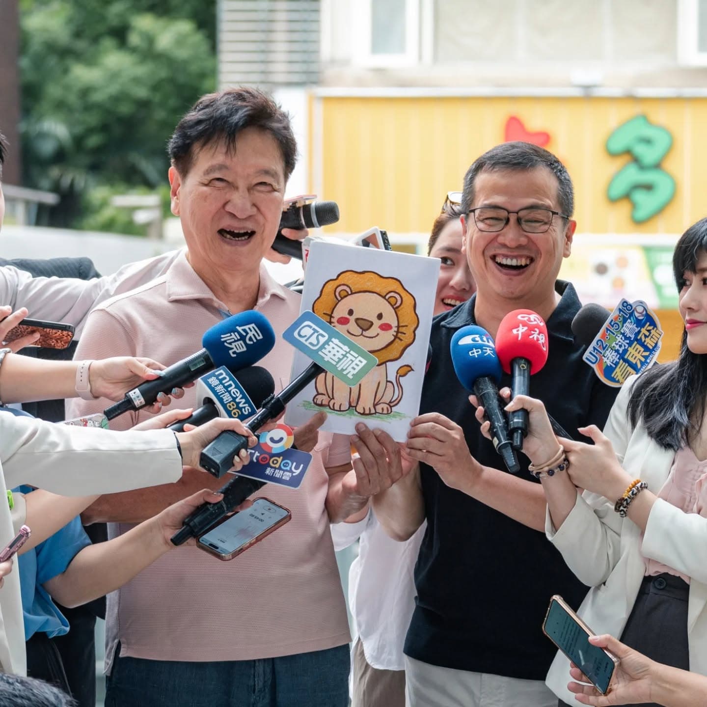 趙少康曬出羅智強送的獅子著色圖畫。（翻攝自趙少康臉書）