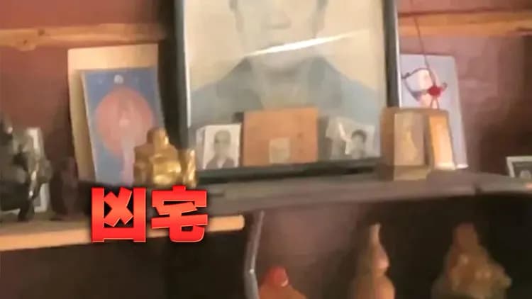 張嫌家中擺放著幾張過世親人的遺照，其中也有去年剛過世的大哥。（翻攝畫面）