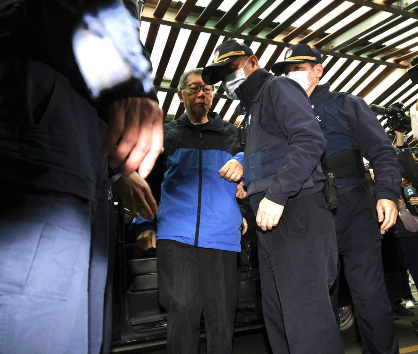 柯文哲從報驗法醫室後方的冷凍室進入靈堂。