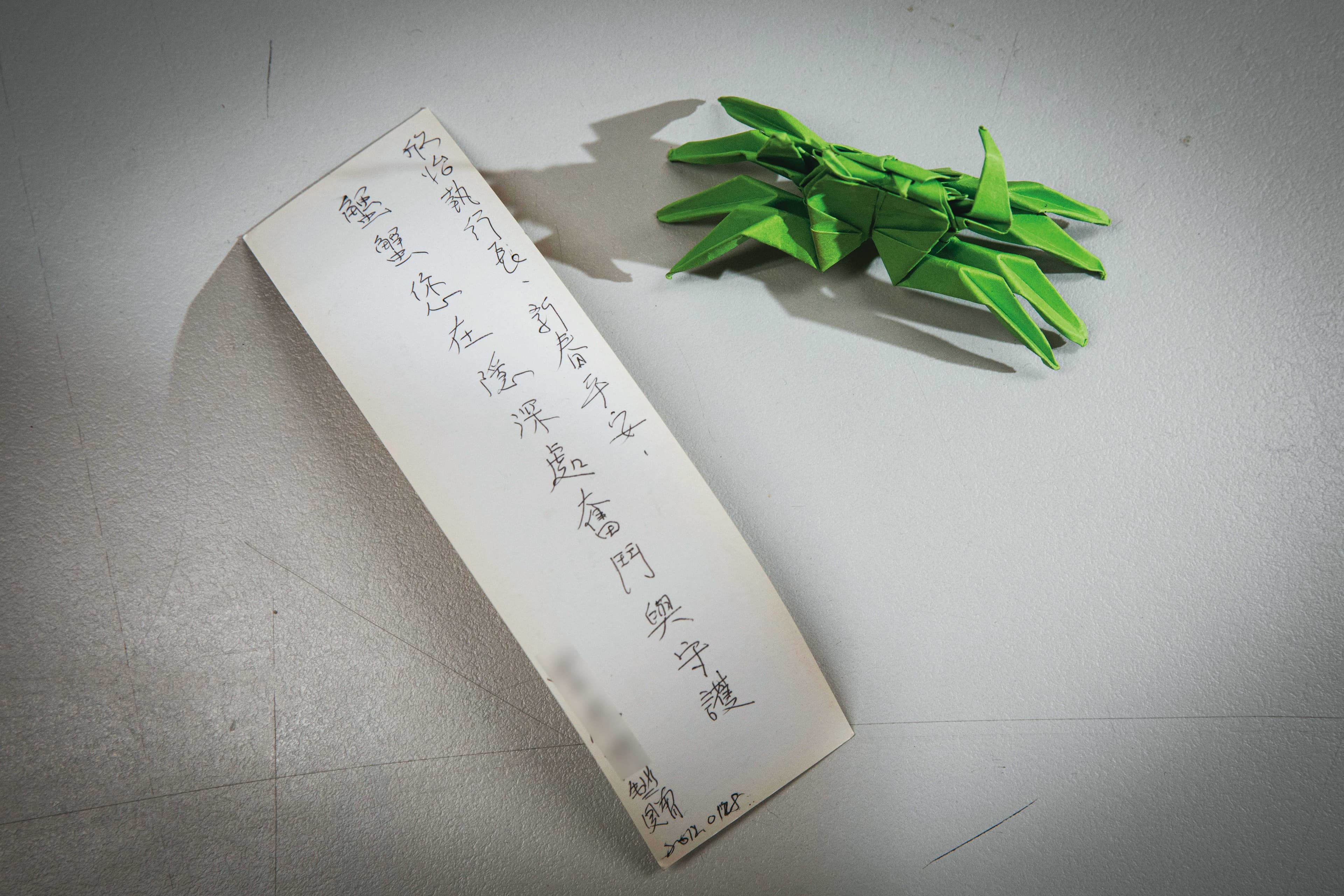 一名與林欣怡通信許久的死刑犯送她紙折的螃蟹表達謝意，對方在寄出禮物後不久便被執行死刑。