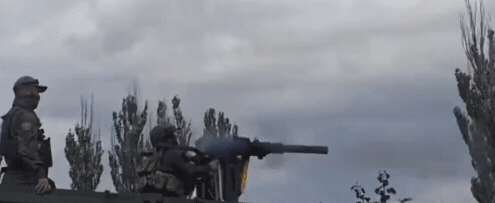 疑似是俄羅斯士兵操縱機槍失控的影片在網路上瘋傳。（翻攝自X@TheInsiderPaper）