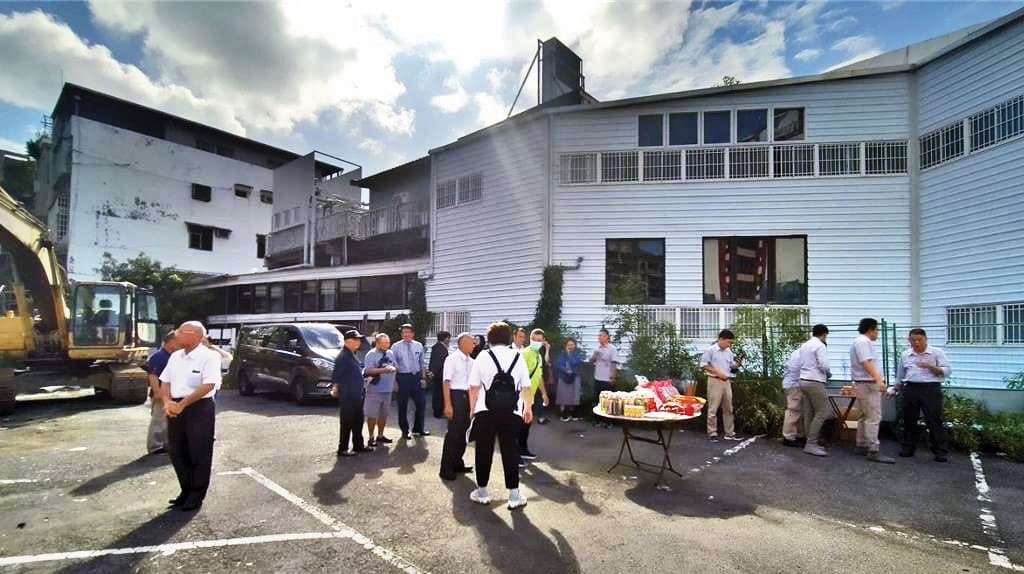 「中山賦」原地主在老宅拆除當天，到現場拍照留念，其中就包含當地大地主郭氏宗親。（鄉林提供）