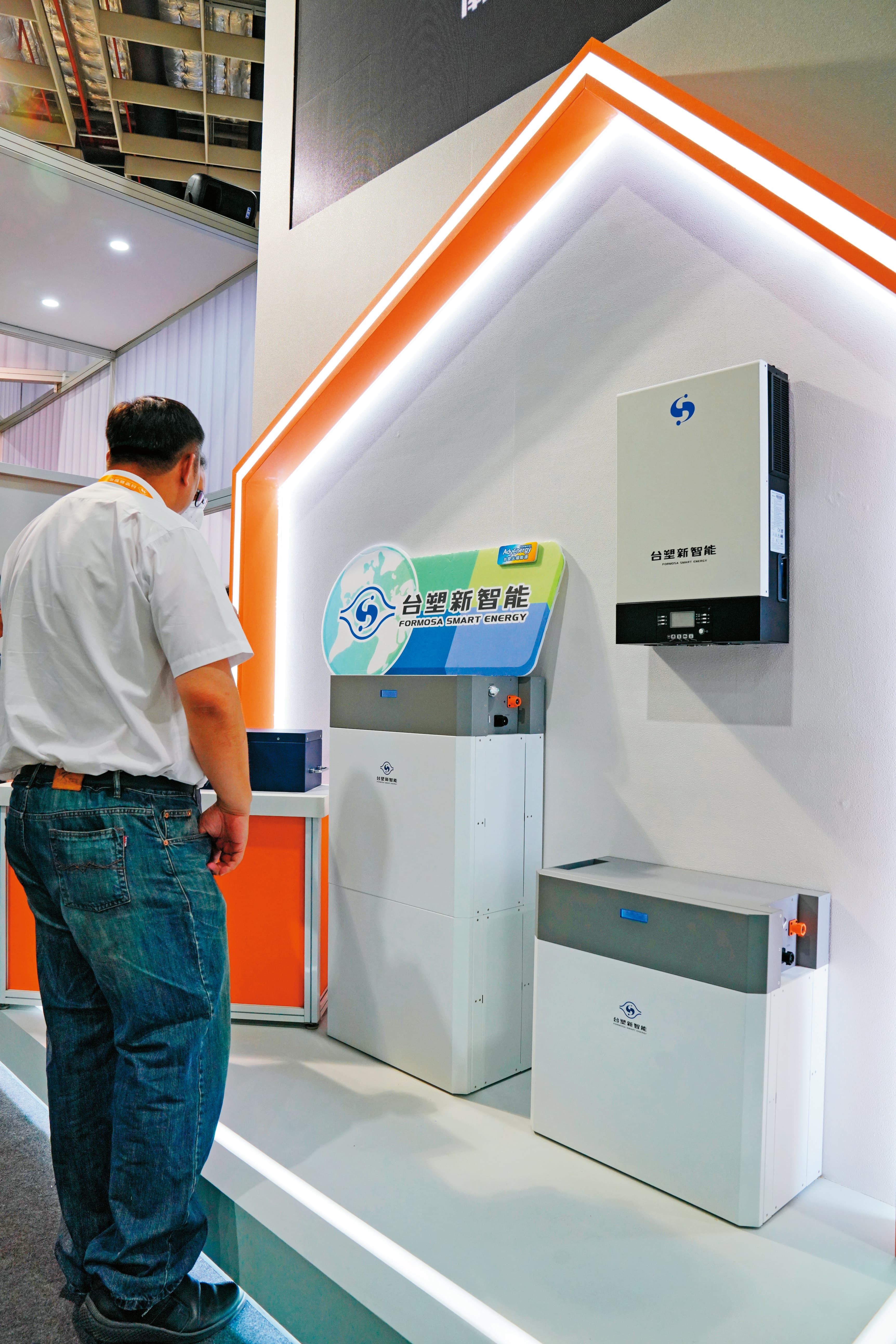 今年台塑新智能首度公開高效鋰鐵電池、家用儲能系統。