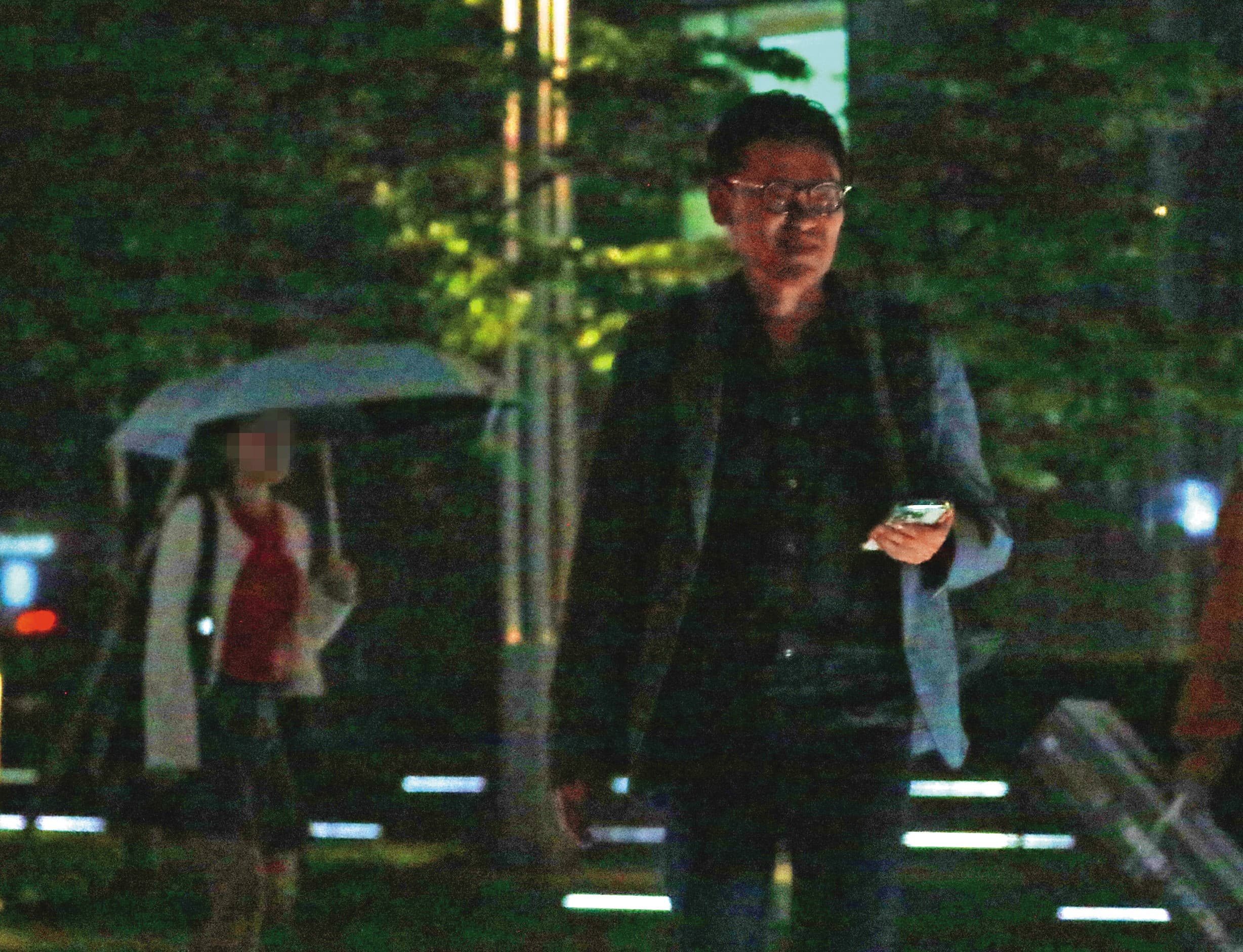 4/30，20：28，這天張軒銘離開公司後，搭計程車前往餐廳與吳女共進晚餐。