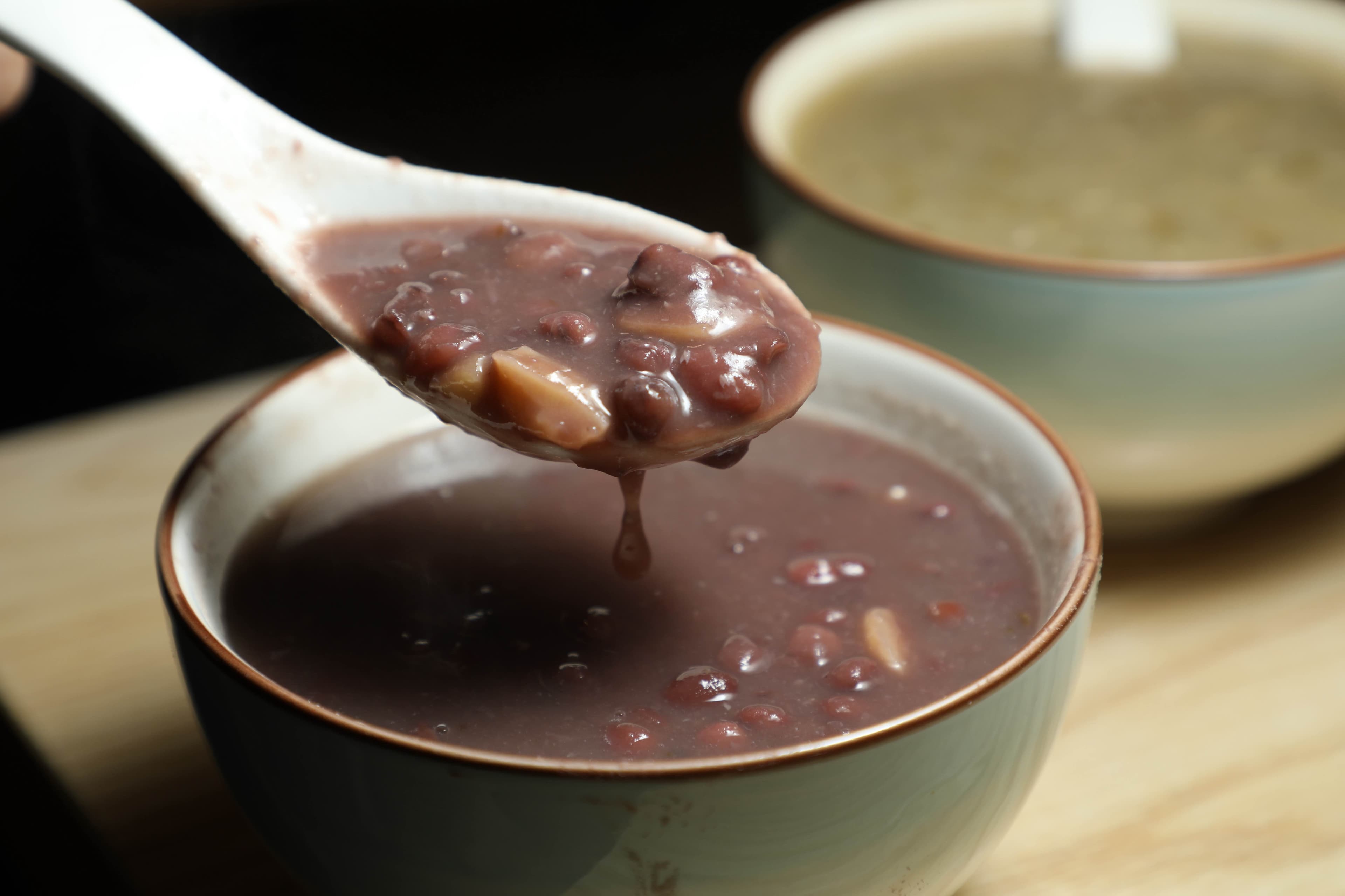 「蓮子陳皮紅豆沙」的紅豆以慢火熬煮至綿密，再加入陳皮提味，是經典港式糖水代表。（港幣32元／碗，約NT$131）