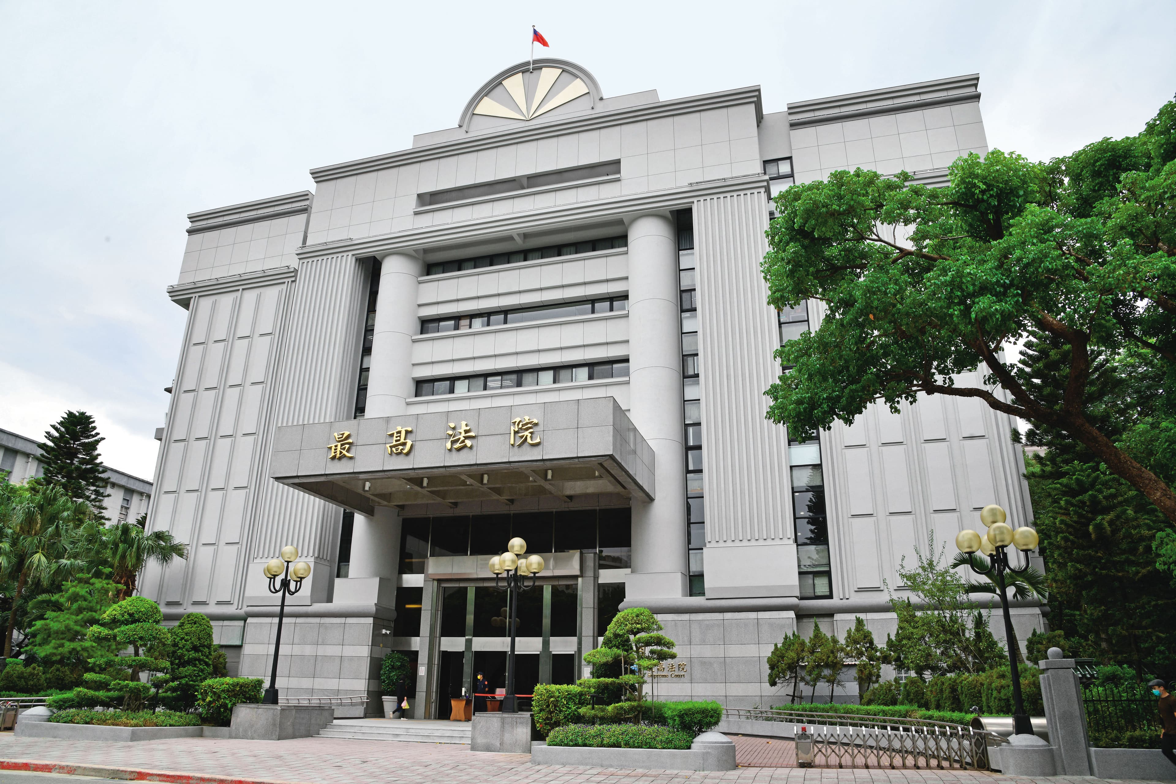 最高法院認定鄭文逸案二審判決有14項瑕疵卻未發回，引發被告不滿。