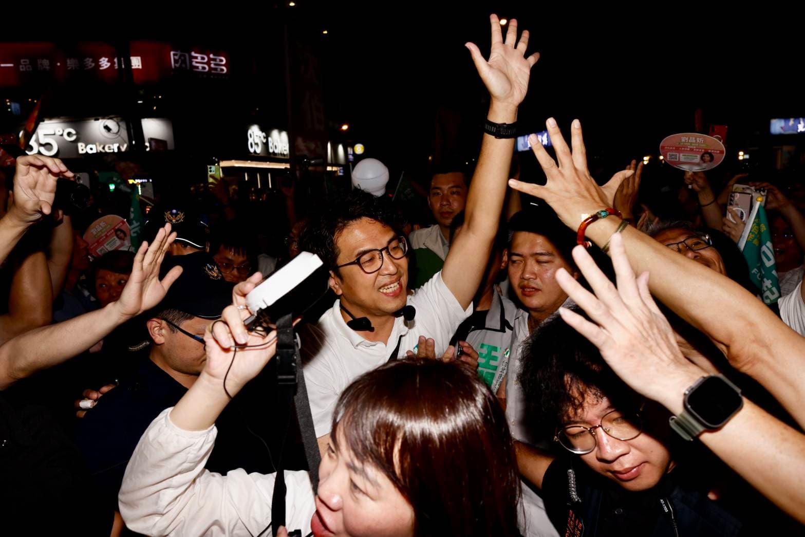 沈伯洋18日晚間到景美夜市掃街，受訪對市場處公文要求各大夜市、市場拆除標語一事做出回應。