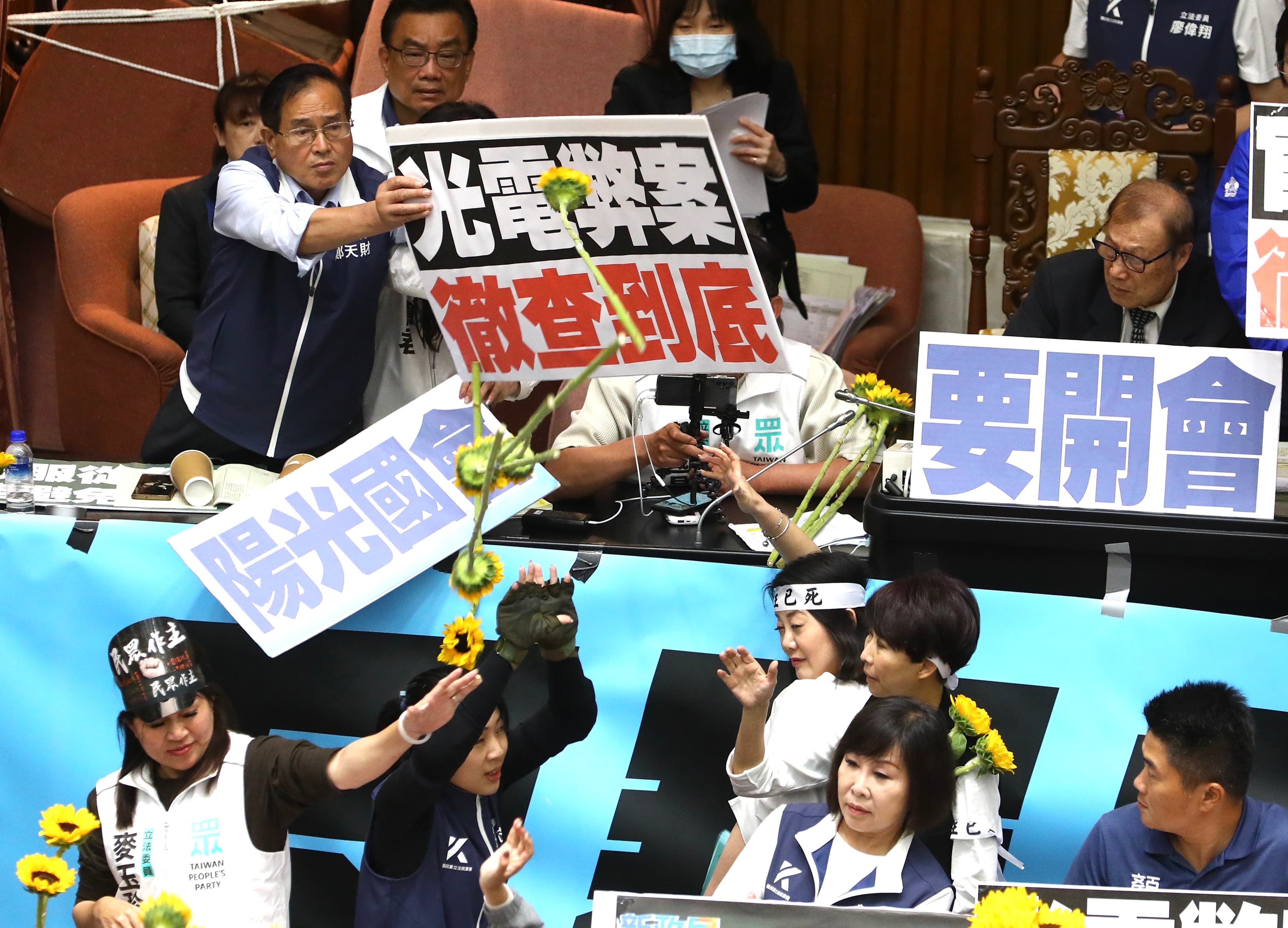民進黨立委們一度把太陽花砸向黃國昌。
