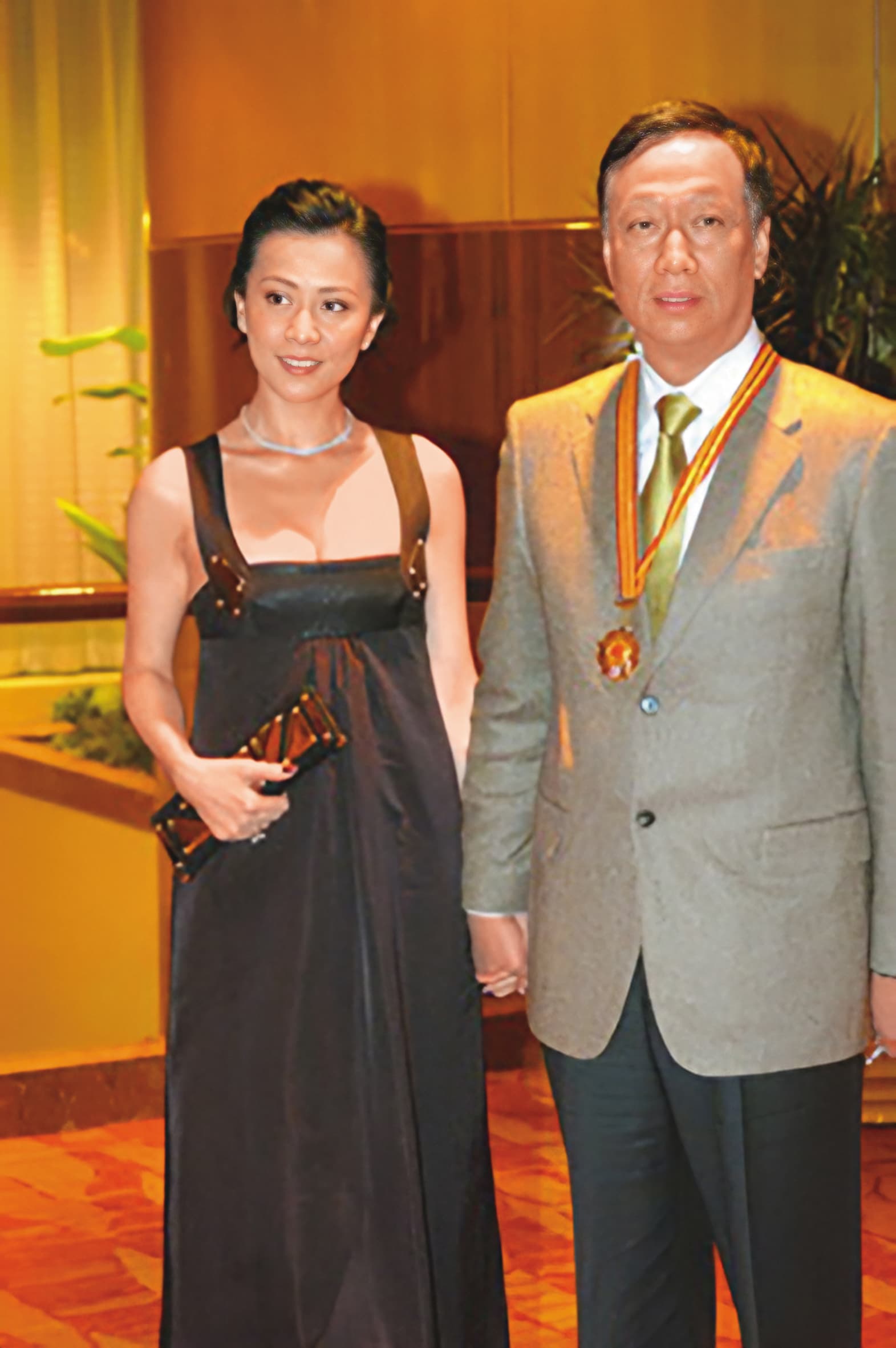 2006年郭台銘（右）與劉嘉玲（左）牽手出席慈善活動爆出緋聞，雖然組合頗為新，但後來不了了之。（翻攝自搜狐）