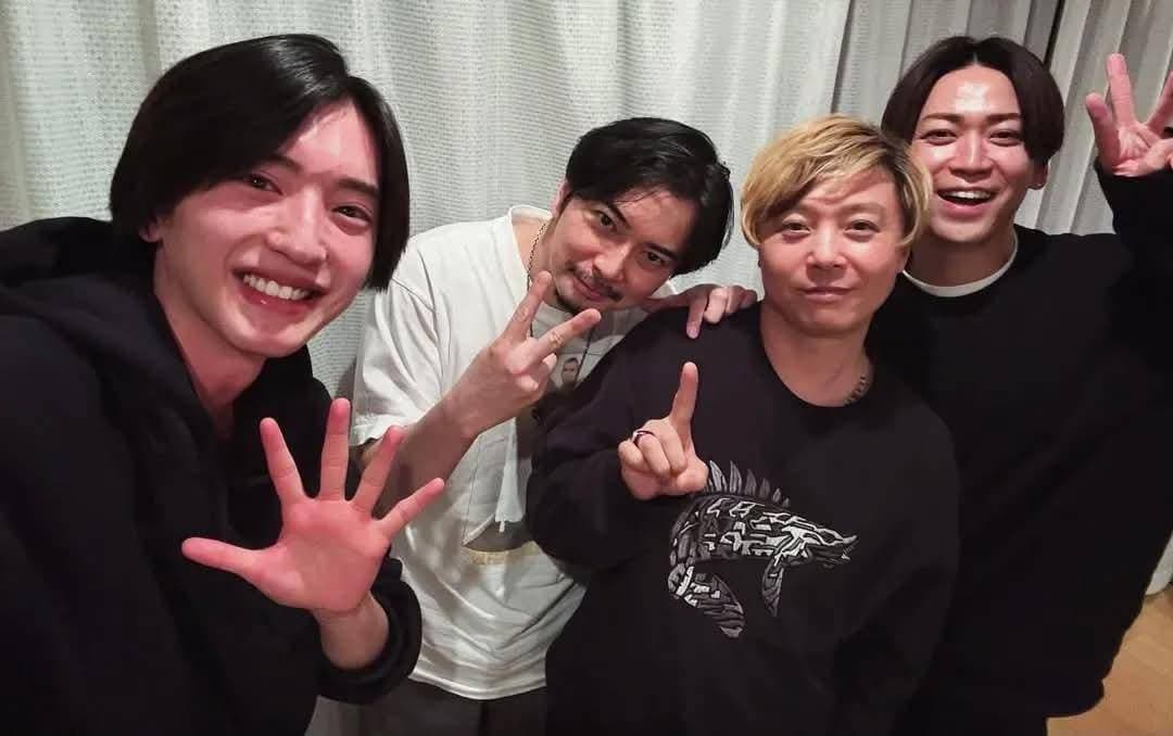 歷代演過「金田一」的演員曾經四位（左起道枝駿佑、松本潤、堂本剛、龜梨和也）齊聚一堂，山田涼介透露其實超想參加，無奈直到凌晨3點才收到通知。（網路圖片）