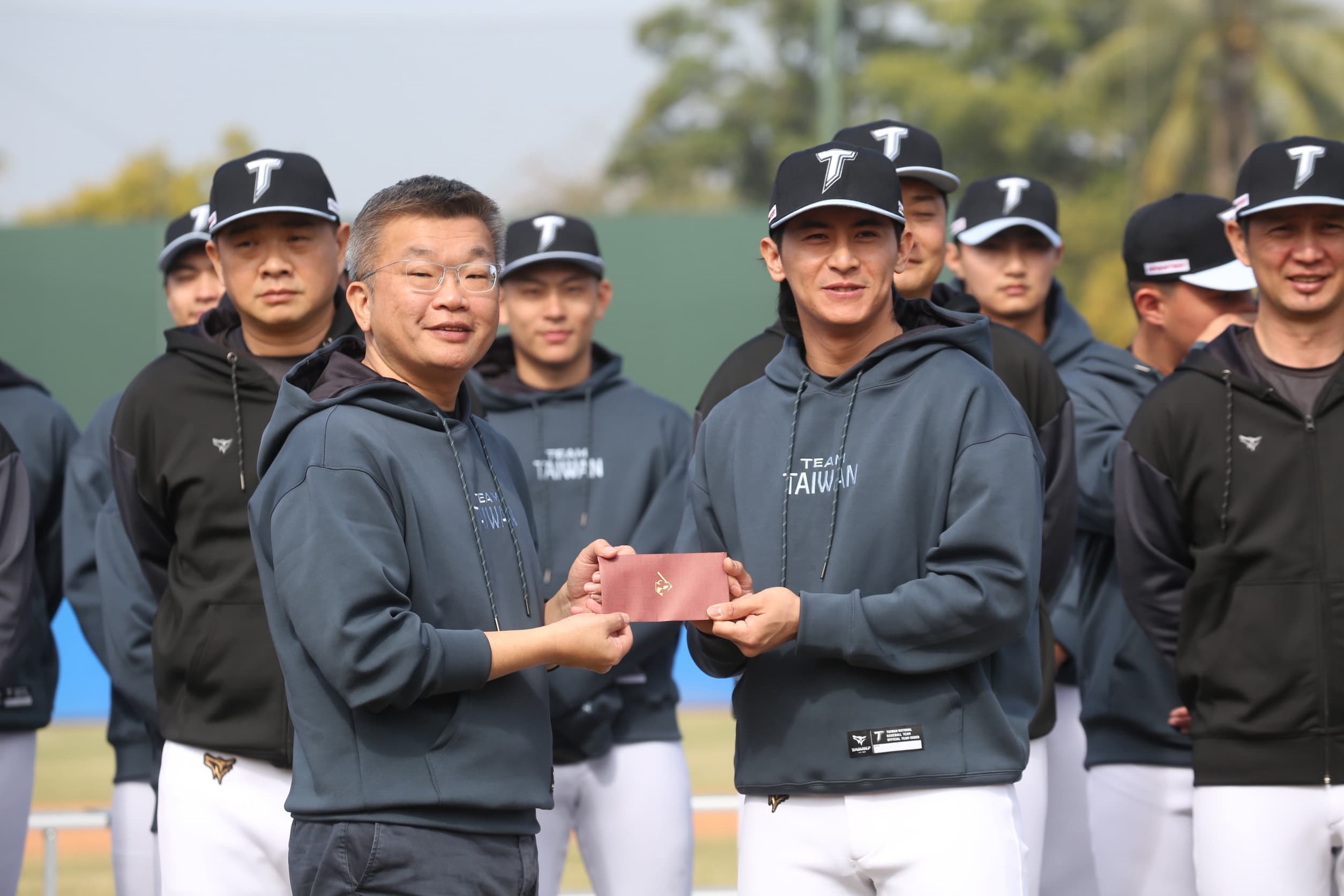 蔡其昌代表中職聯盟發50萬元加菜金，隊長陳傑憲代表領取。（鏡報董孟航）