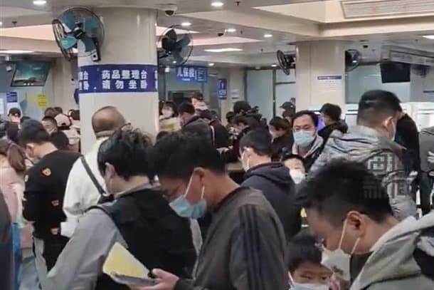 北京醫院內擠滿為小孩掛號、領藥的家長。（翻自《澳洲abc》X平台）