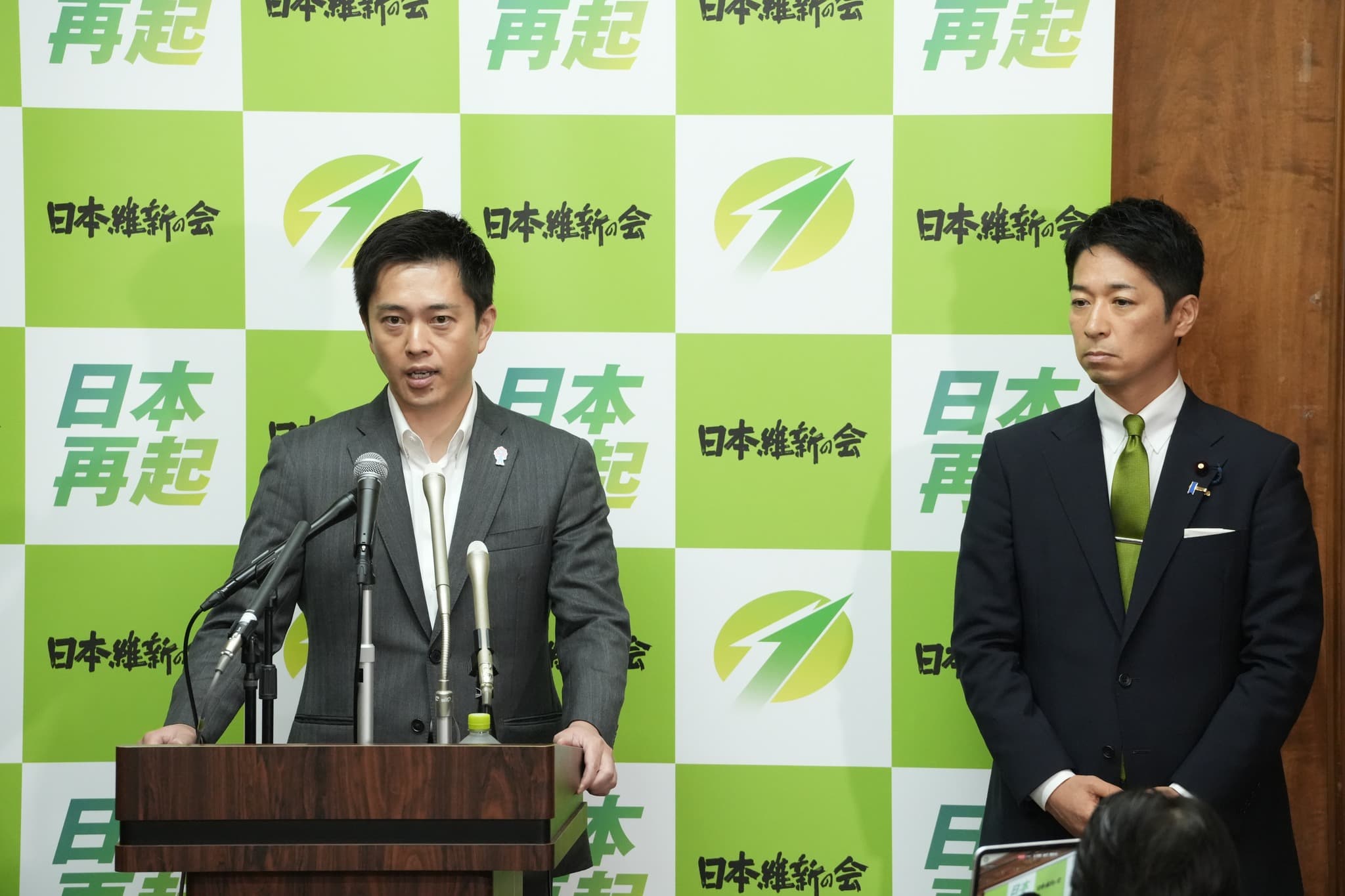 吉村洋文、藤田文武昨與高市早苗會面後向媒體說明與自民黨的合作討論。（翻攝自日本維新の会 臉書）