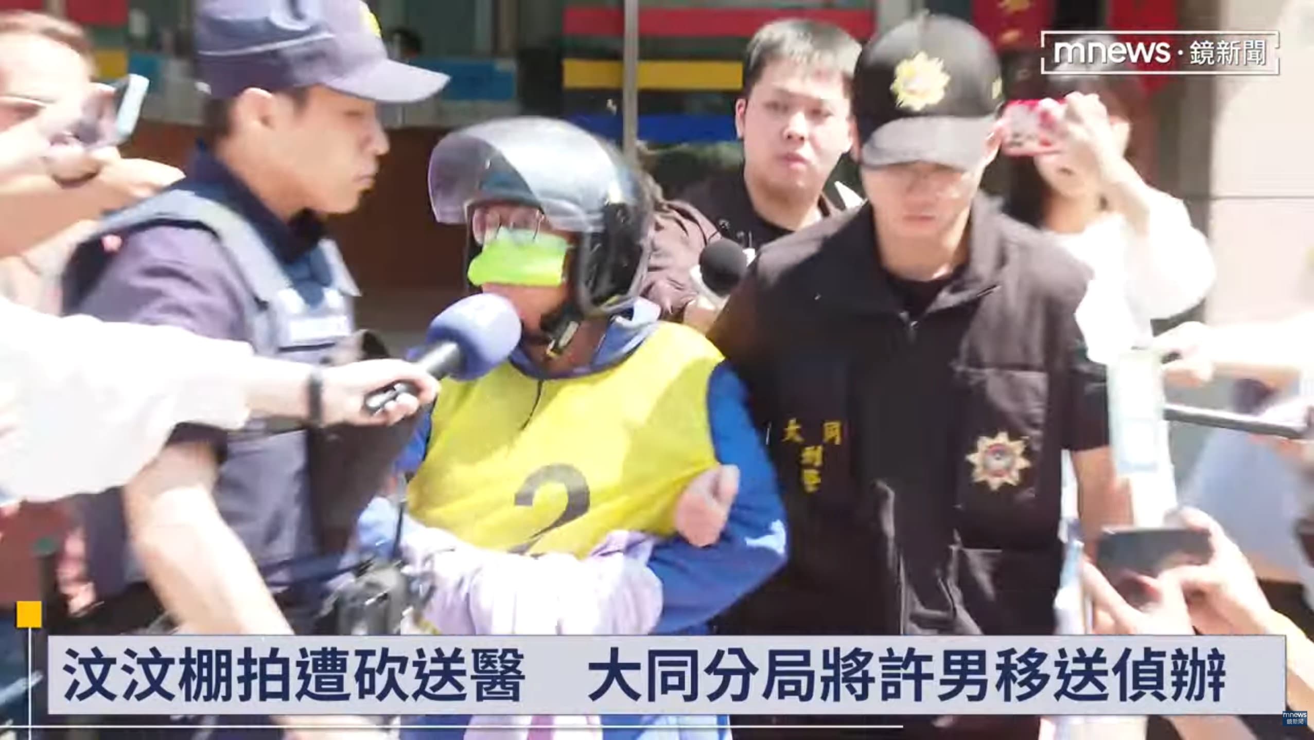 許男移送地檢署偵辦時情緒激動。（翻攝鏡新聞YT）