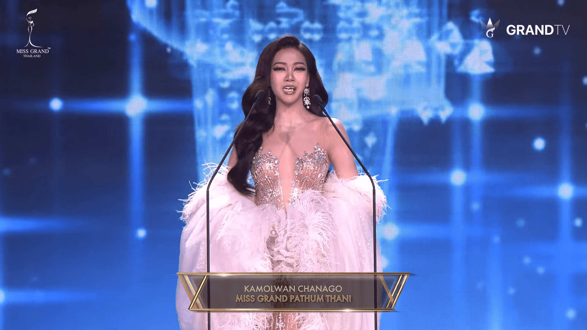 代表巴吞他尼府的甘末宛在開口時，牙齒貼片突然崩落。（翻攝自YouTube／GrandTV）