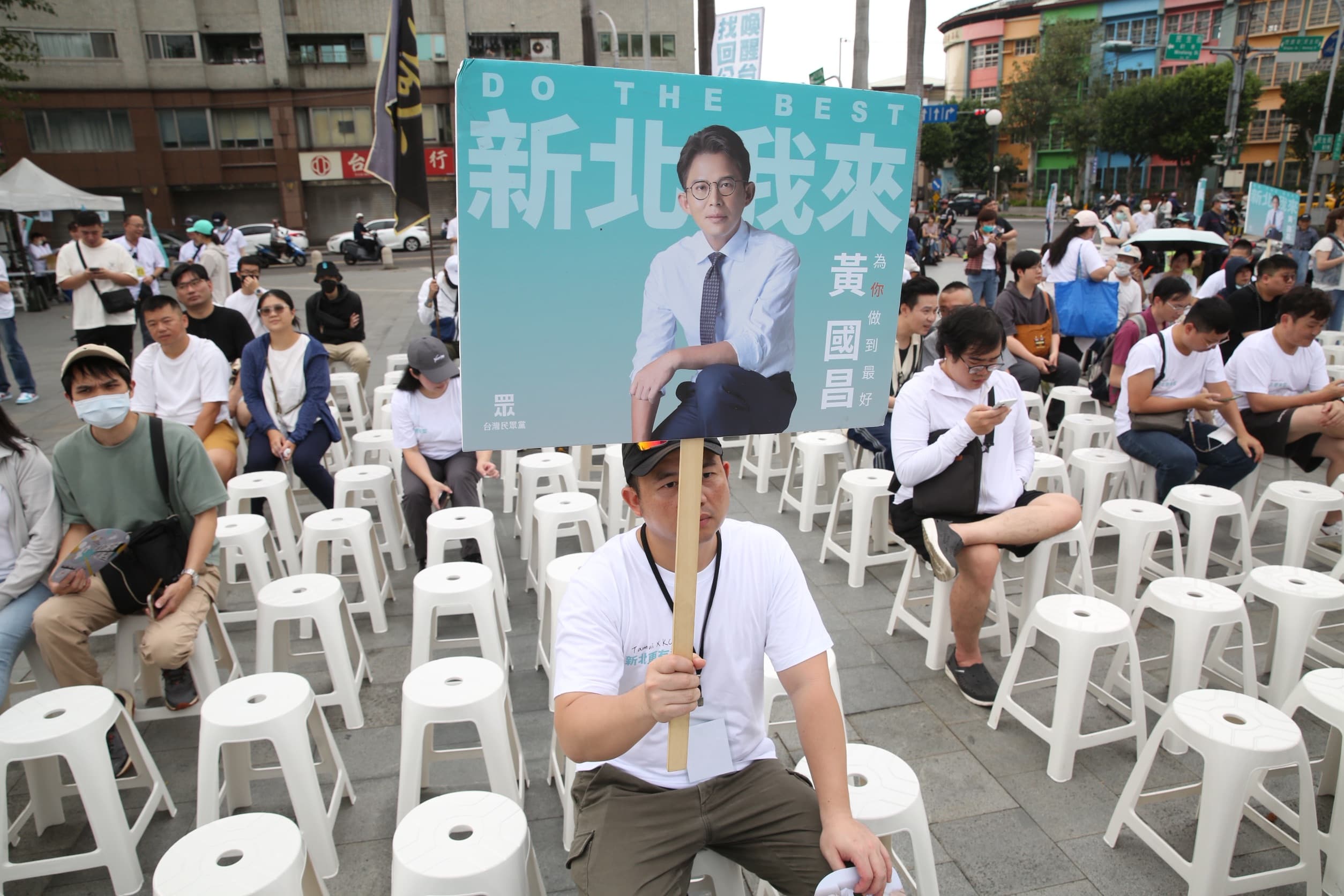 支持者舉著黃國昌的手牌、力挺參選新北市長。（鏡報董孟航）
