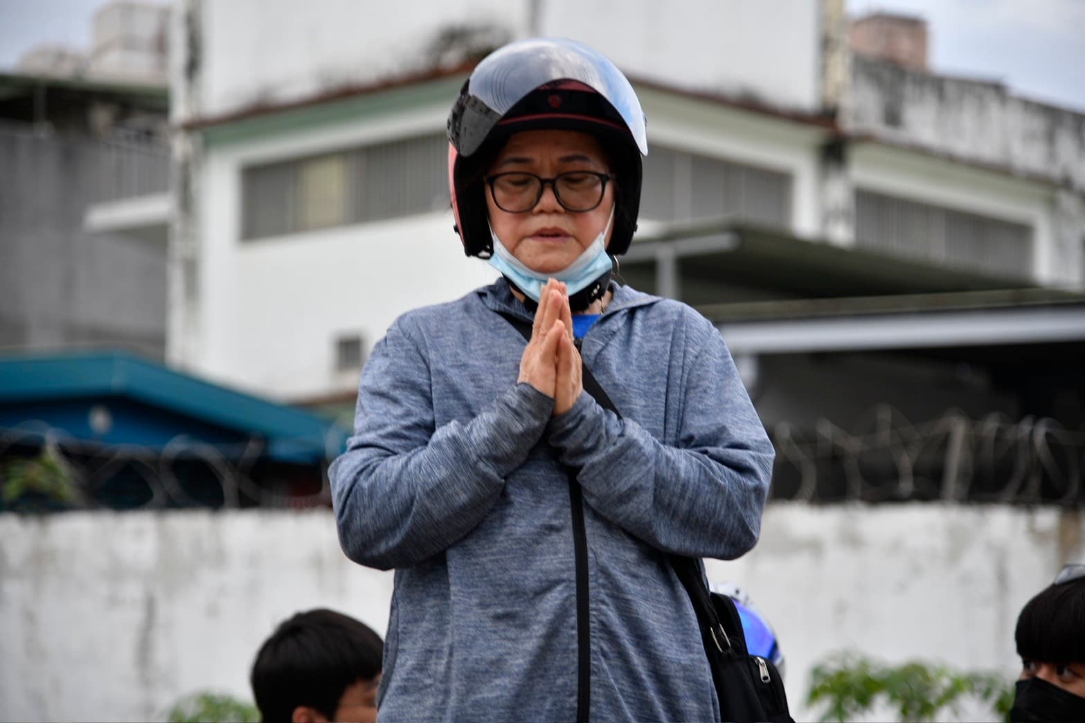 三峽車禍現場變追思地，民眾自發獻花點燭悼念逝去的孩子與母親，場面十分哀戚。（鏡報新聞網提供）