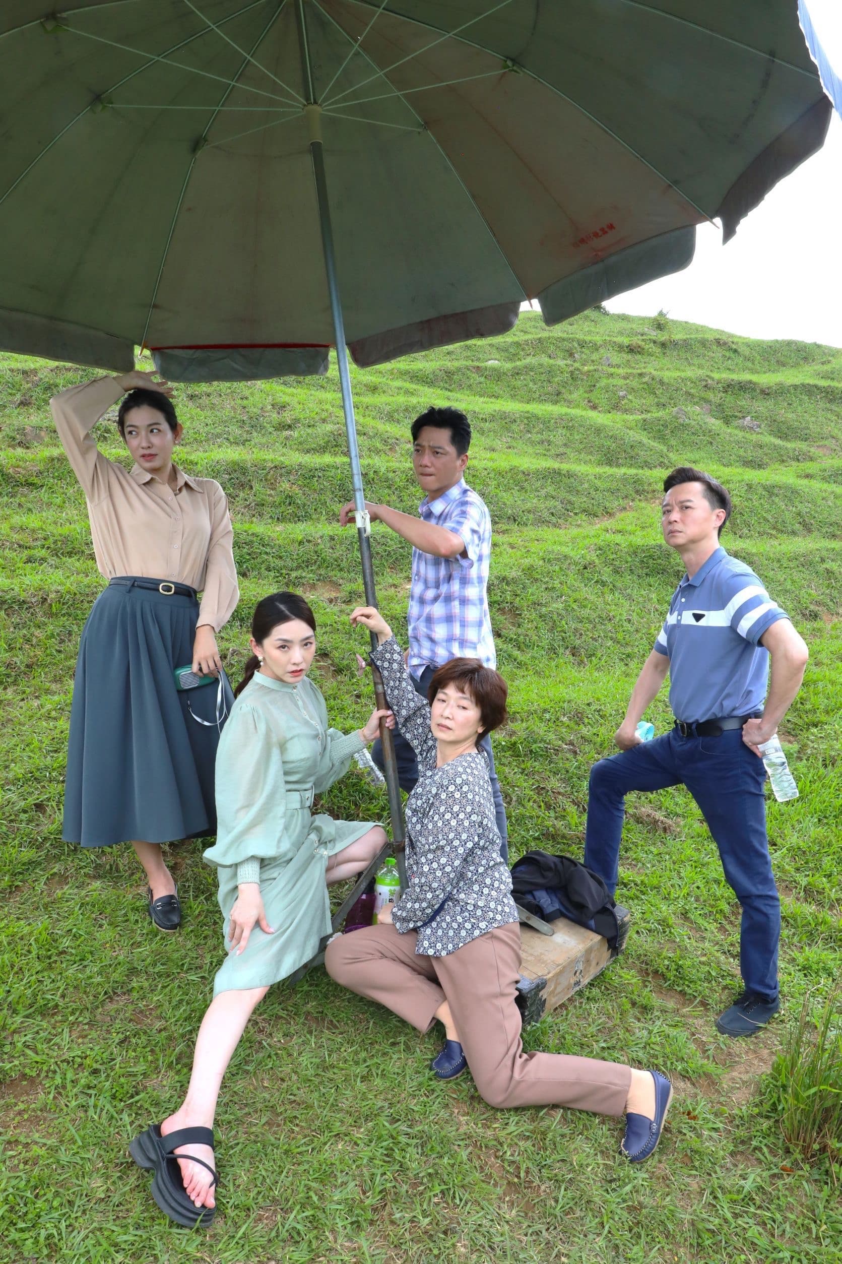 《好運來》高海生（劉至翰飾演）將領便當？演員集結謝瓊煖、龍天翔、藍葦華、米可白、何豪傑、賴芊合等人，一起在懸崖邊實景挑戰極限。（民視提供）