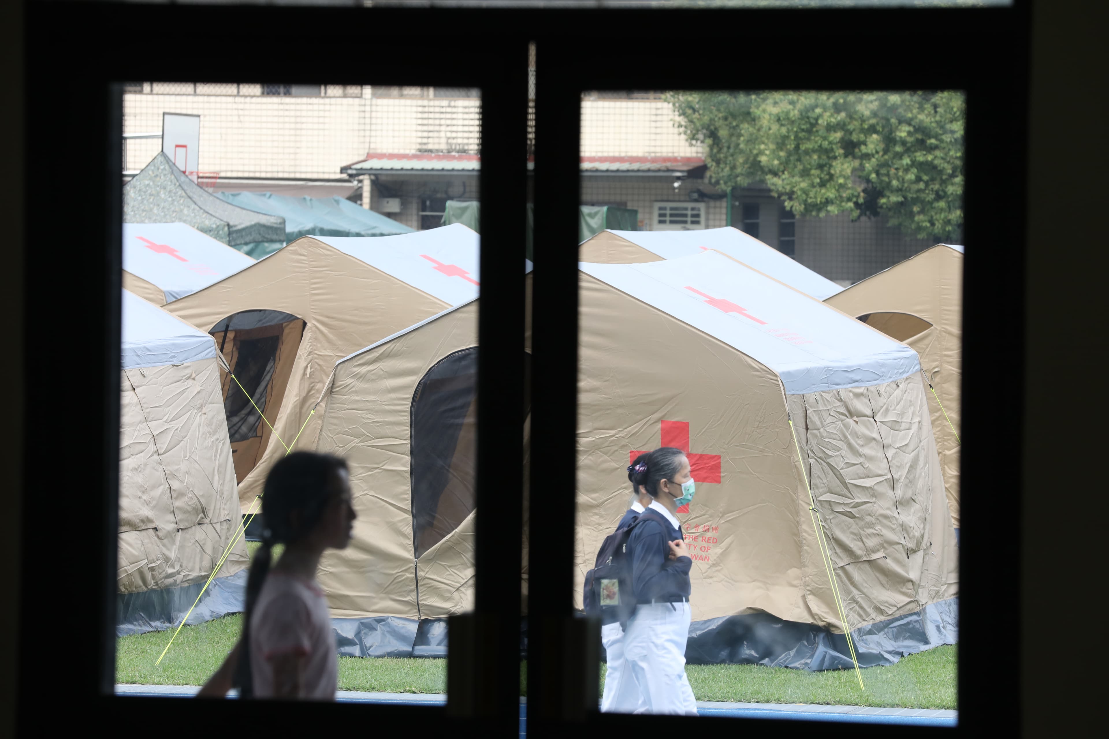 衛福部已收到3千多萬善款，圖為中華國小收容所。