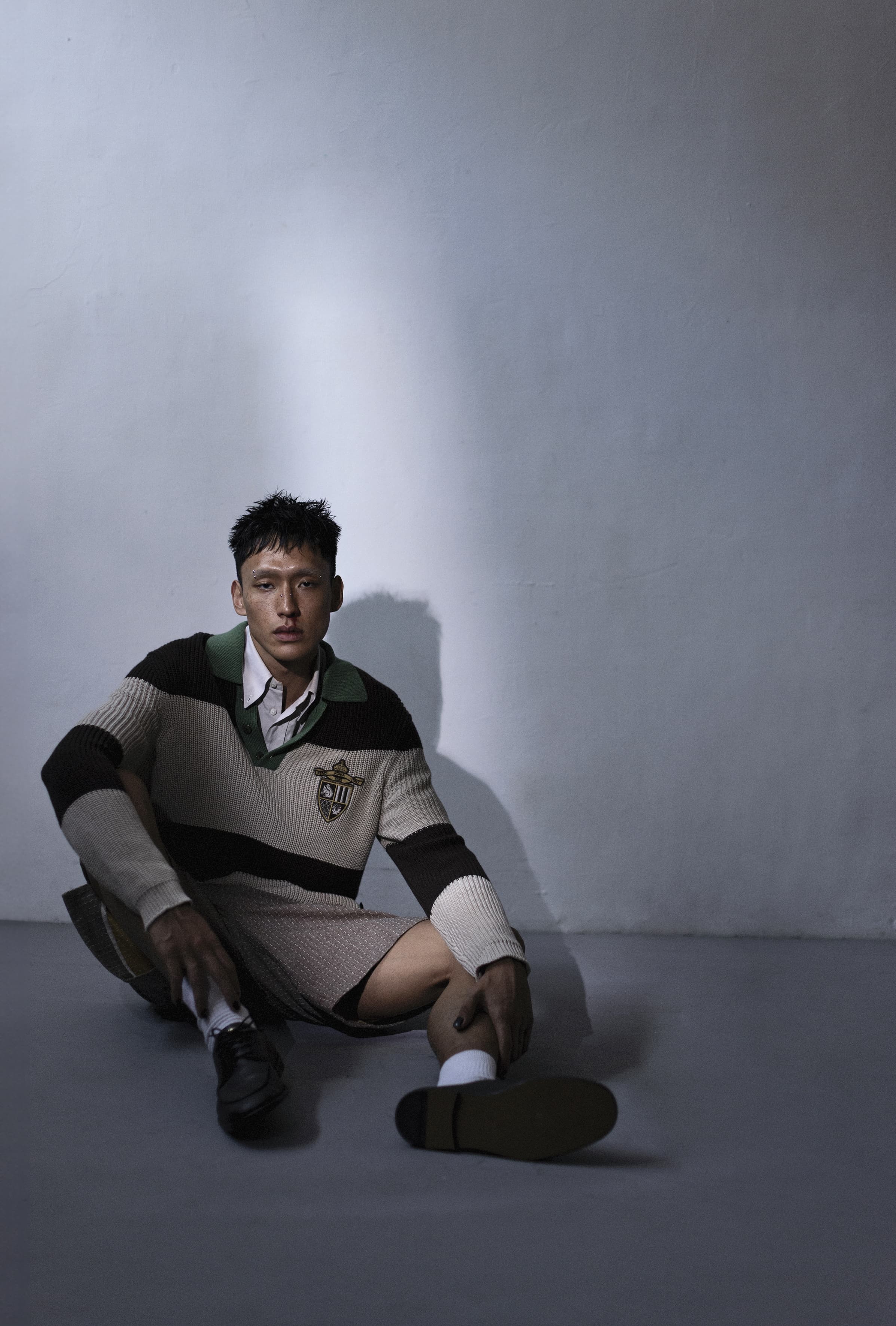 橫紋針織Polo衫 NT$49,200 by FENDI；短袖襯衫 NT$25,600 by FENDI；百慕達短褲 NT$28,400 by FENDI；黑色皮鞋 價格店洽 by FERRAGAMO；白色襪子 私物