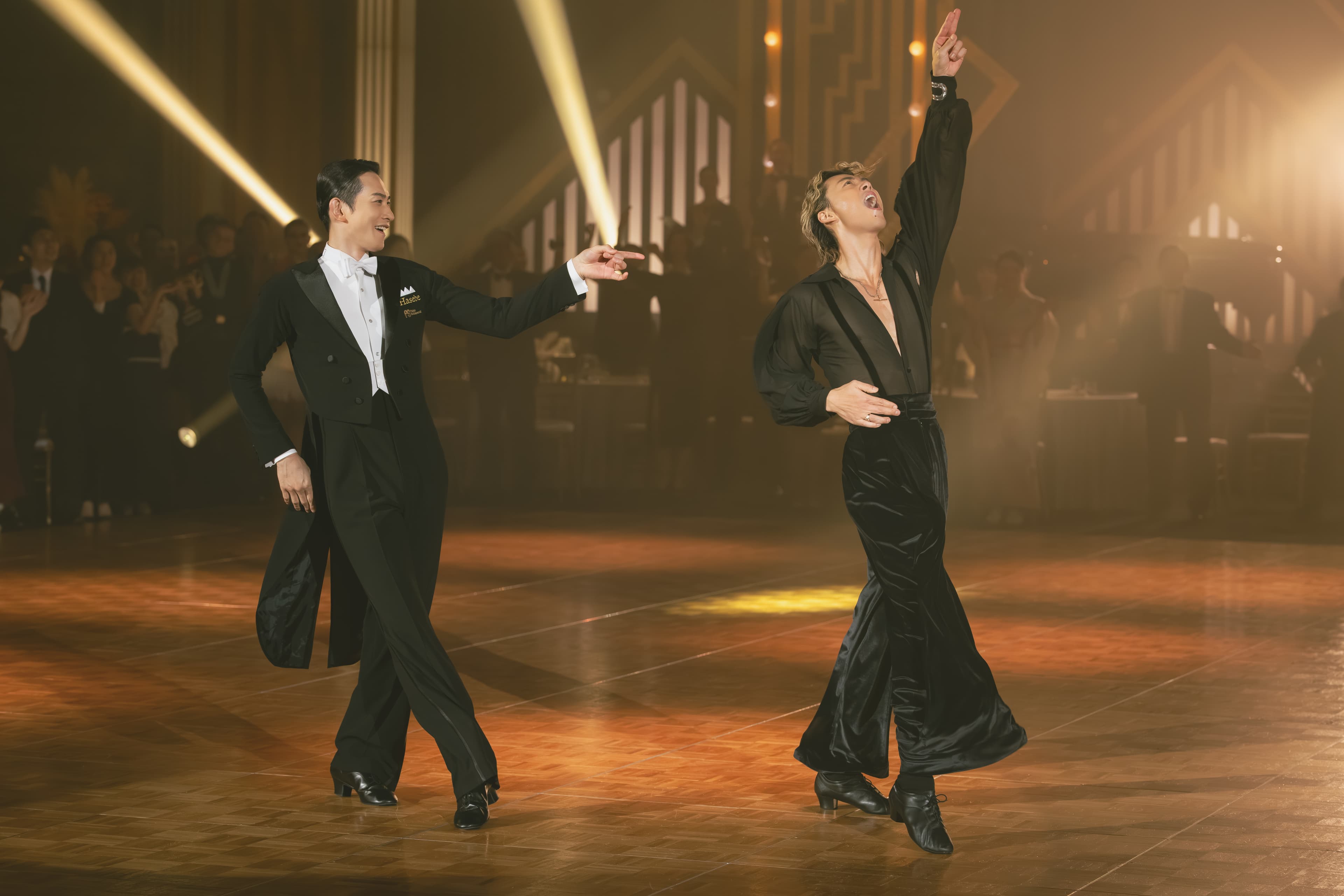 竹內涼真（右）與町田啓太為《10DANCE》全身心投入其中，也希望大家都能欣賞這部充滿熱情與愛的作品。（Netflix提供）