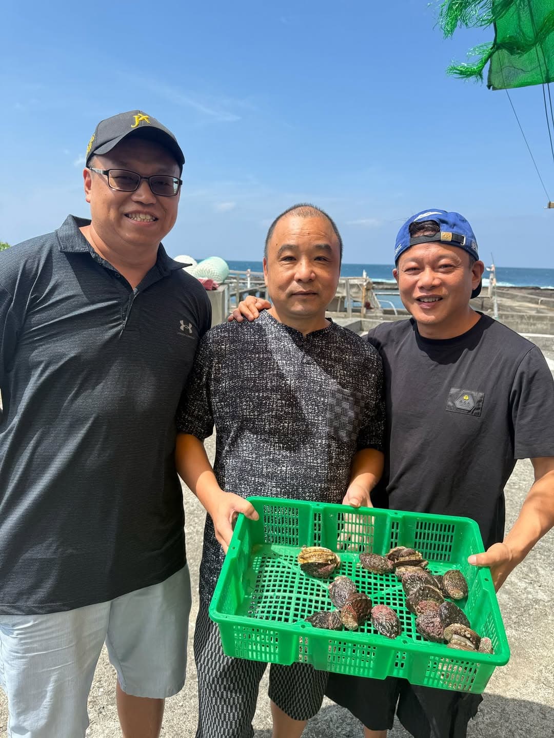 李康生與友人誤闖養殖場，事後與池主達成和解並成為朋友。（翻攝自IG@likangsheng）
