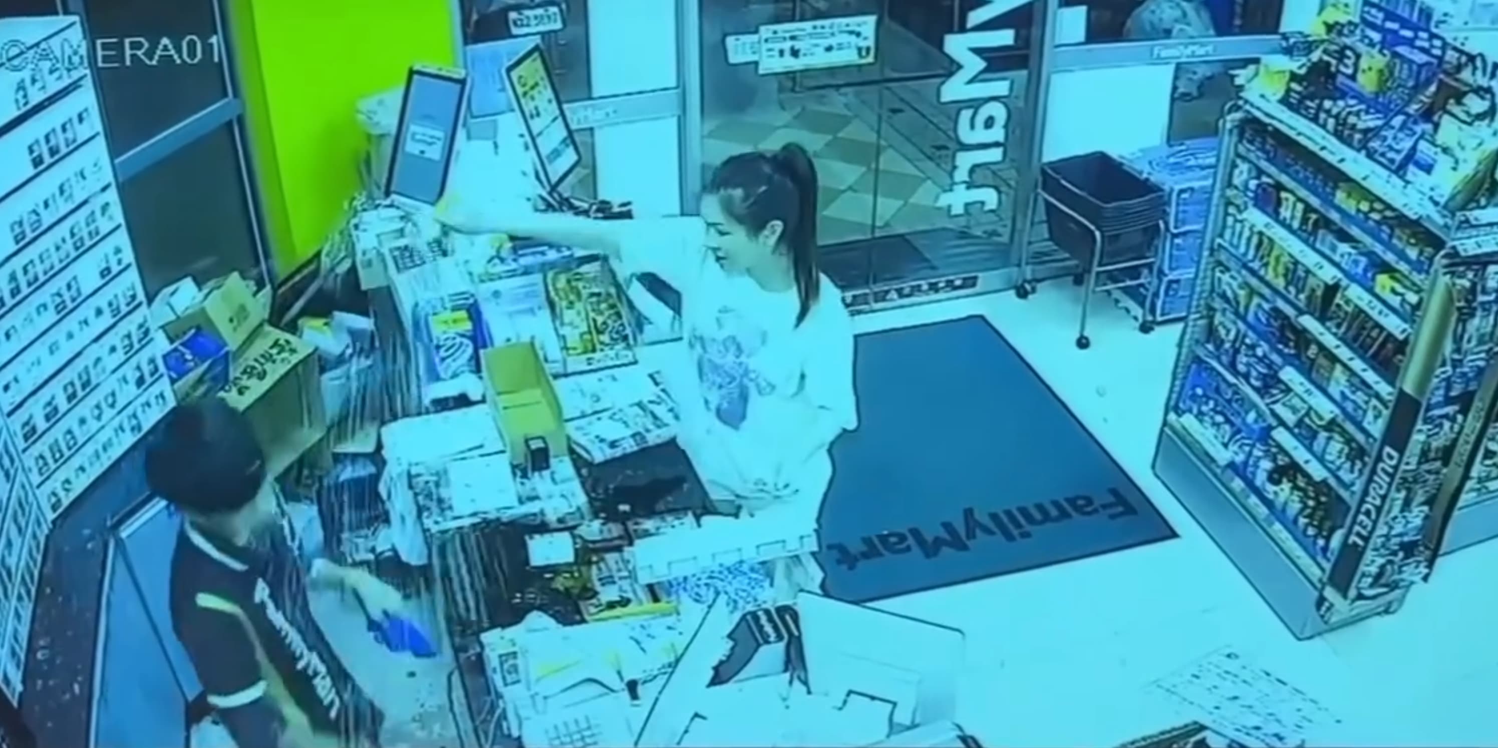 奧客刁難超商店員，甚至還拿啤酒狠潑店員身上。（翻攝自Threads）