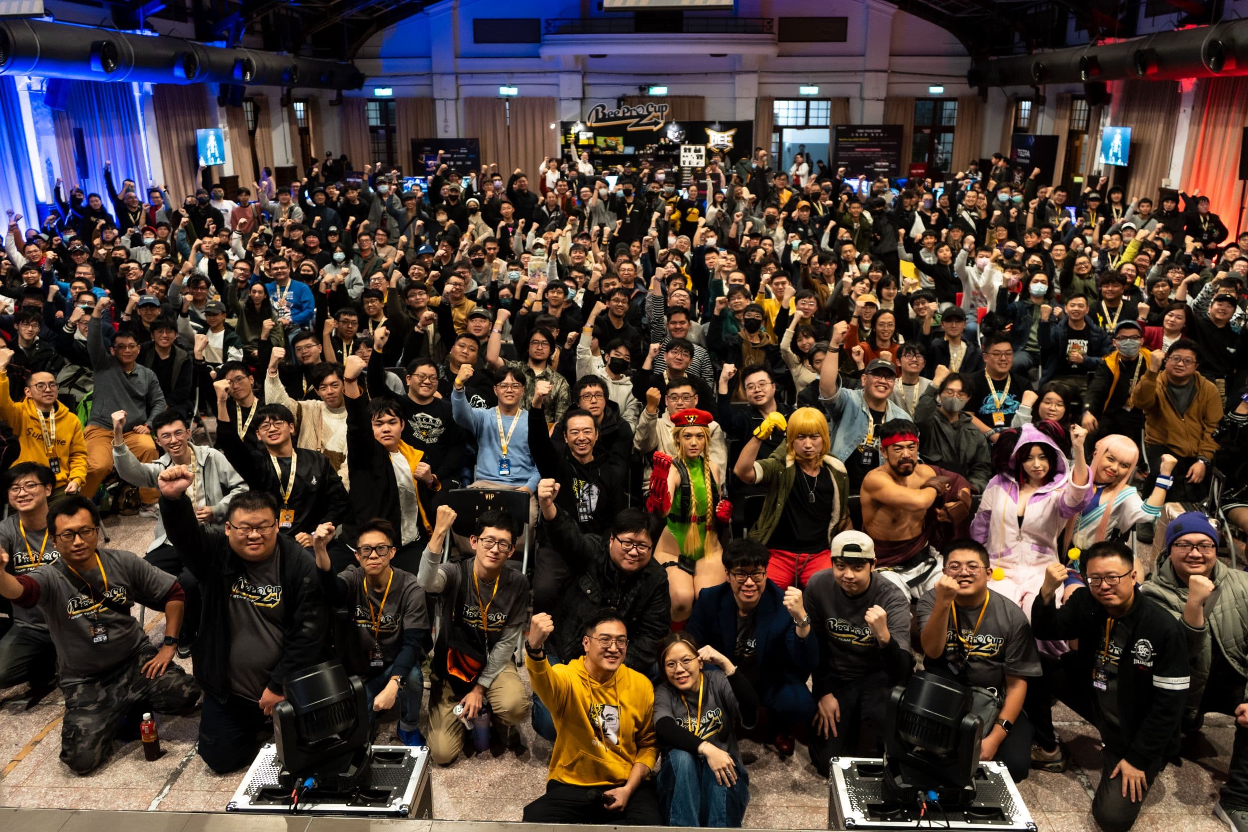 BeePro Cup主辦人向玉麟及妻子小Ju，去年12月底在BeePro Cup與觀眾合影。（BeePro Cup提供）