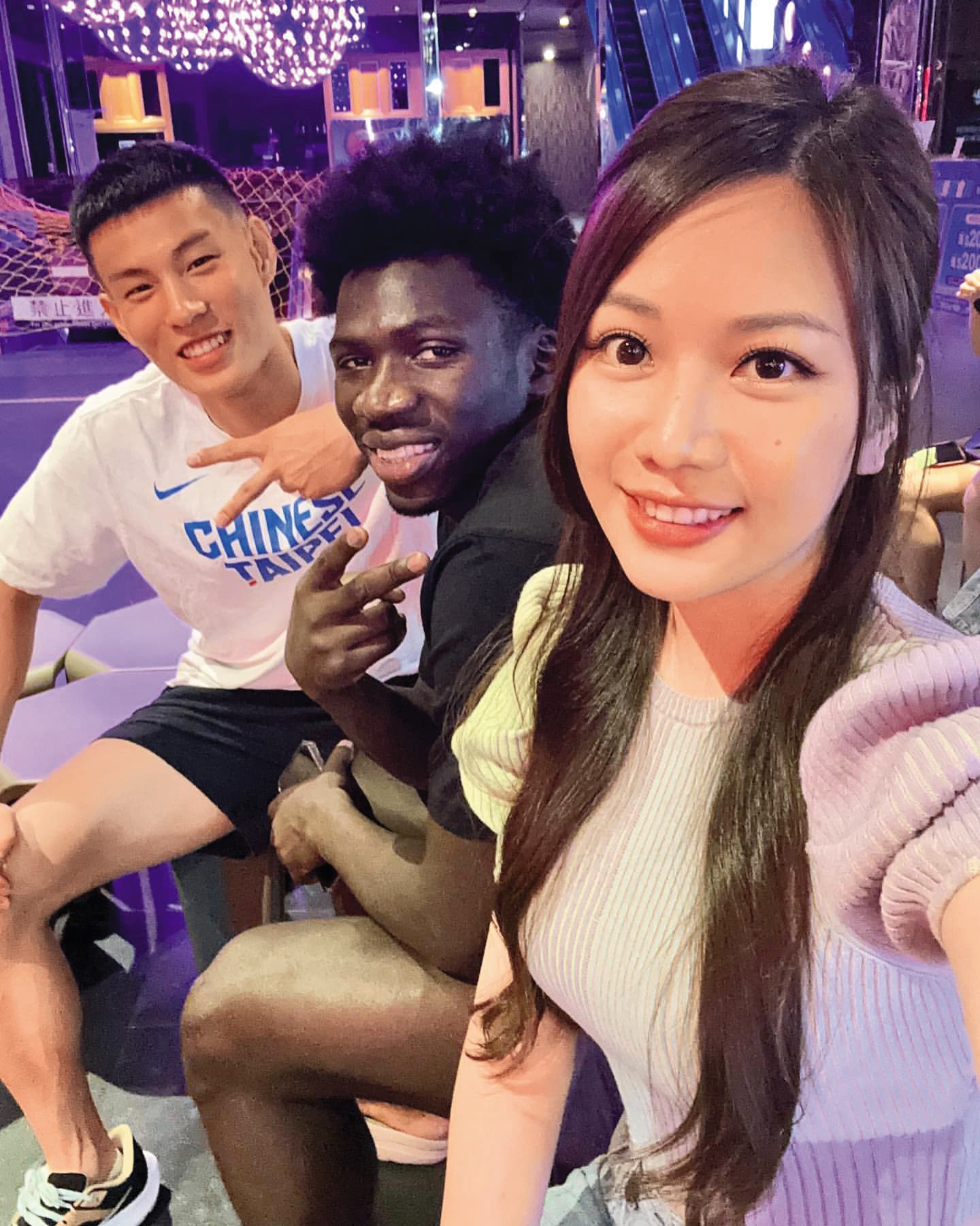 去年發現本刊拍到自己帶林秉聖（左）回家後，蔡尚樺（右）上傳吃宵夜的照片，還找了球員阿巴西（中）一起入鏡。