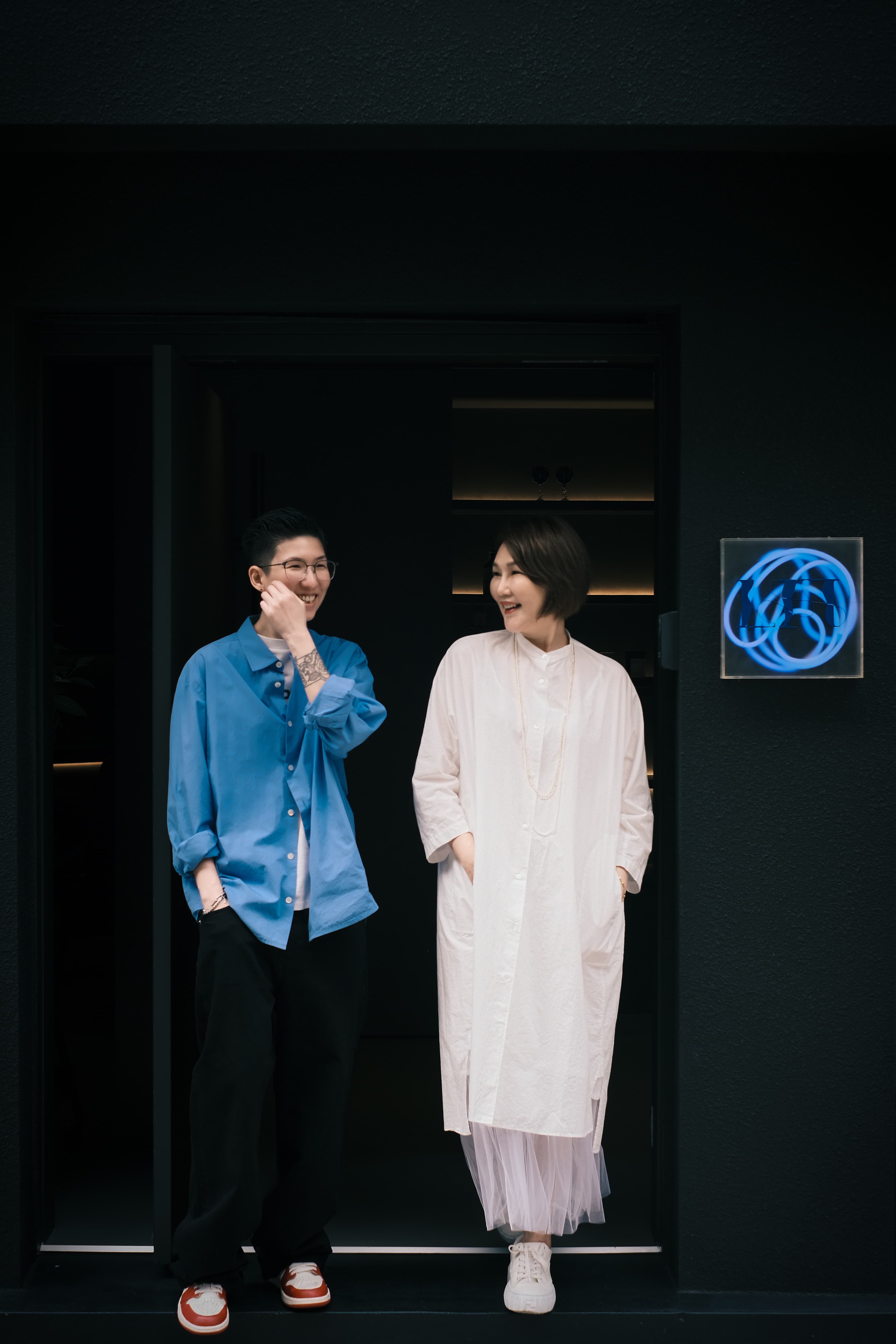 「LIT TAIPEI」結合了L（左）和Nir（右）不同領域的專業，包含論碼、花晶、調酒、料理、品茗等，打造出獨一無二的「沈浸式六感探索」酒吧體驗。（LIT TAIPEI提供）