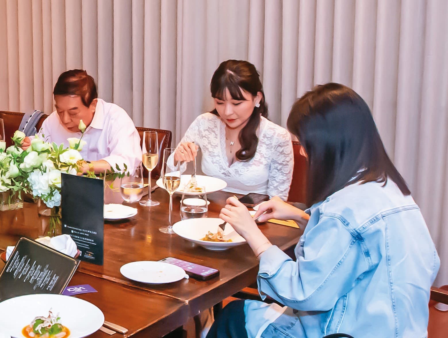外型出色的的仙塔律師（右二），在貴婦圈的富商飯局上非常顯眼。（讀者提供）