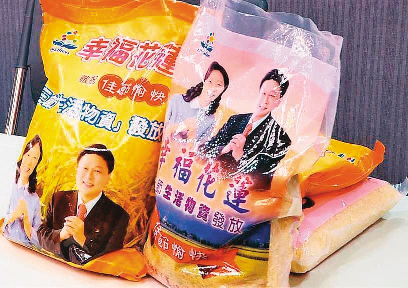 傅崐萁上任後，經常在縣府發放的物資、文宣印上他的照片。（翻攝自民視新聞）