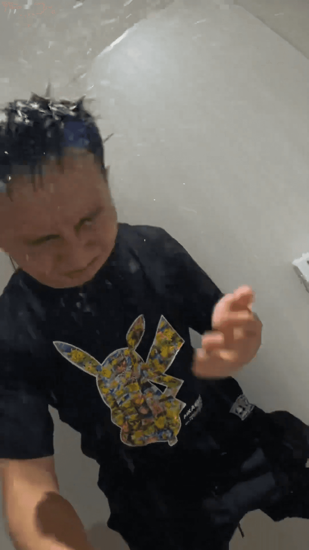 他故意玩起免治馬桶，不僅自己故意被噴得全身濕，還傻眼直呼「日本的廁所為什麼會這樣？」（翻攝自一棵樹YT頻道）
