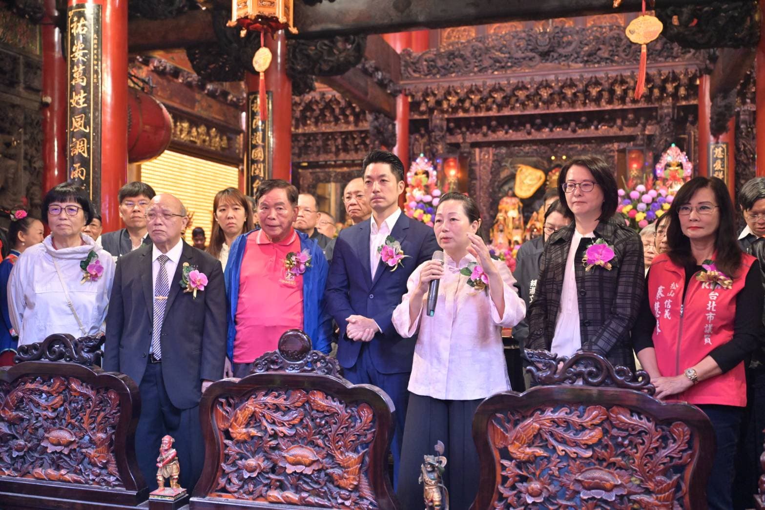 徐榛蔚29日到台北和蔣萬安、王鴻薇等人同台，接受廟方捐贈物資。（花蓮縣府提供）