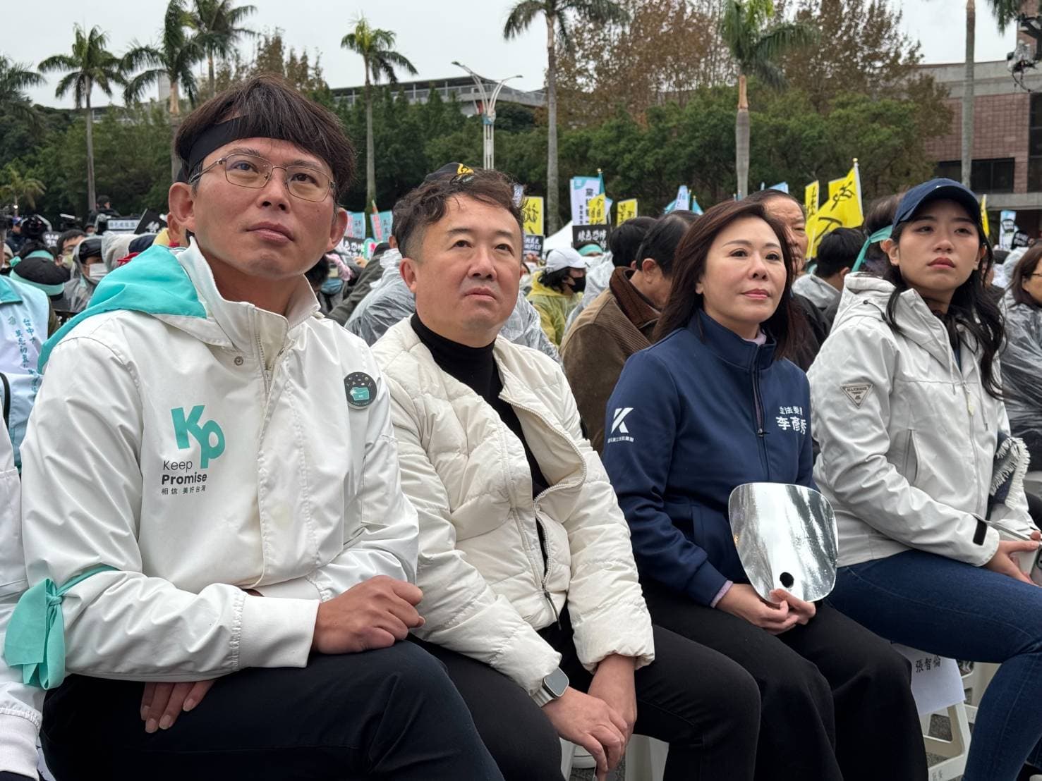 民眾黨在自由廣場發起「釘孤枝」活動，國民黨也到場聲援。