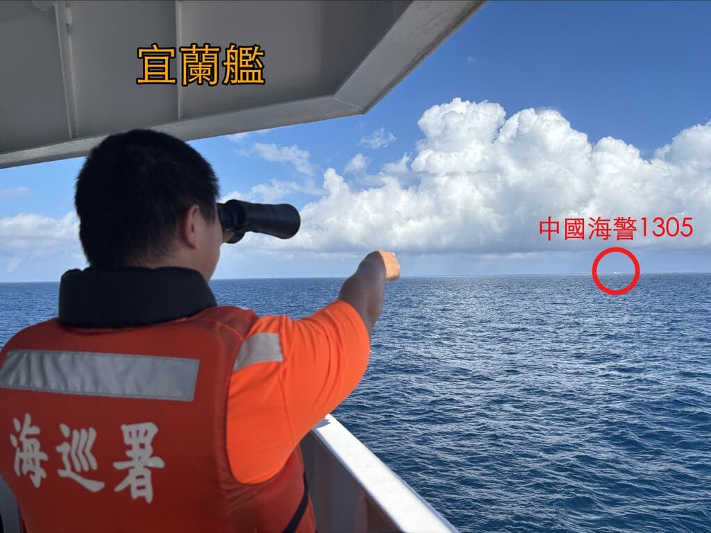 中國海警欲闖我限制水域，海巡署緊盯。（海巡署提供）