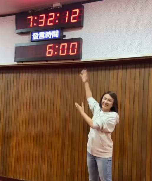 邱議瑩對陳玉珍的指控哭笑不得，特地拍影片給大家看陳口中的「議場計時器」。（翻攝自邱議瑩臉書）