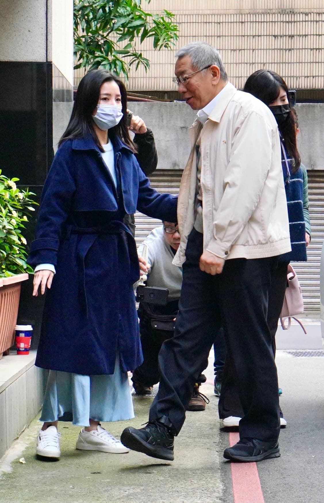柯文哲下車右腳戴電子腳鐐。