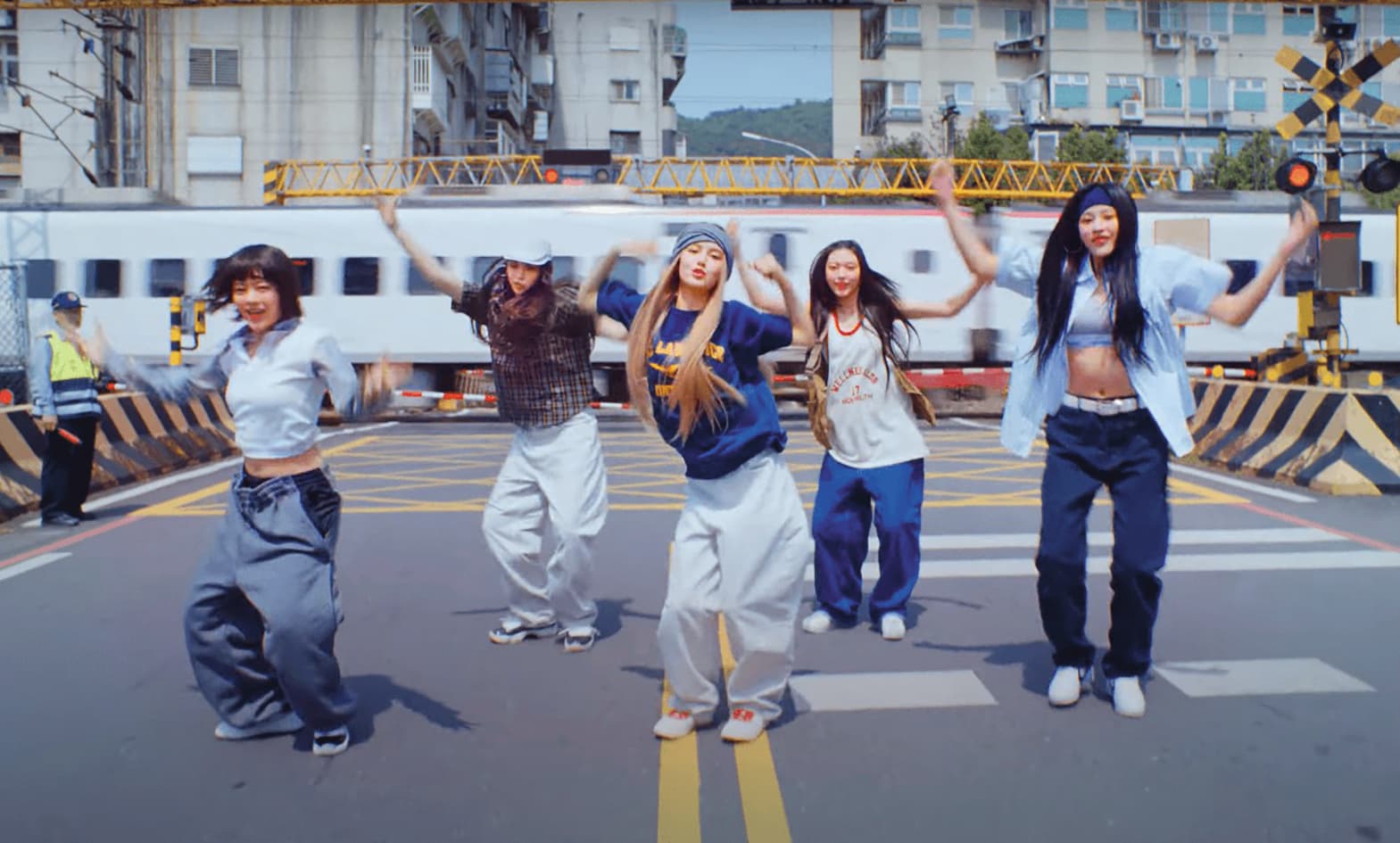 韓團NewJeans來台拍MV但風波不斷，導致一樁美事蒙上陰影。（網路圖片）