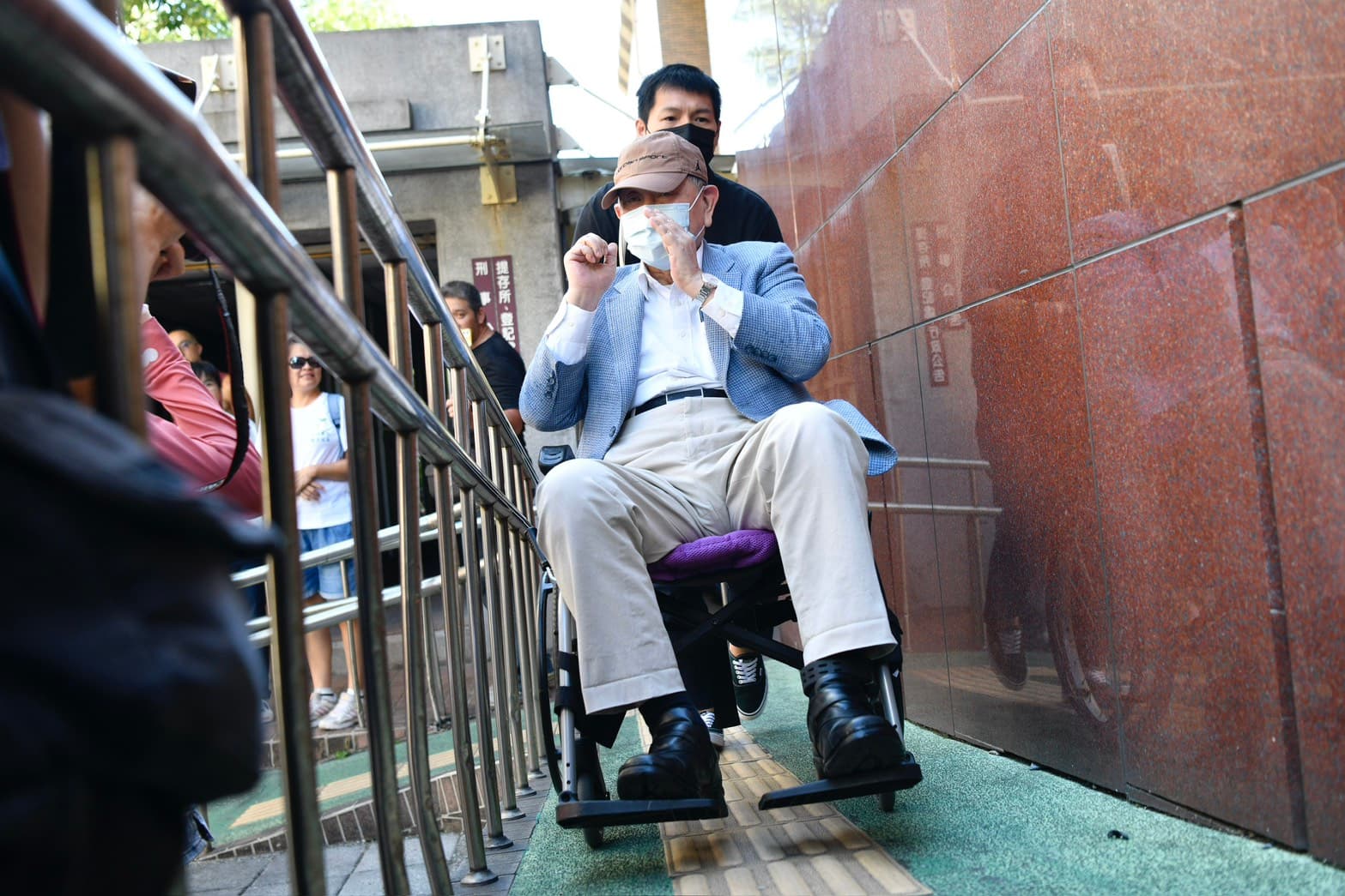 沈慶京在訴訟期間多以輪椅代步，並以此申請保外就醫，熱舞畫面曝光後引發「賣慘」與欺騙司法質疑。（鏡報李智為）