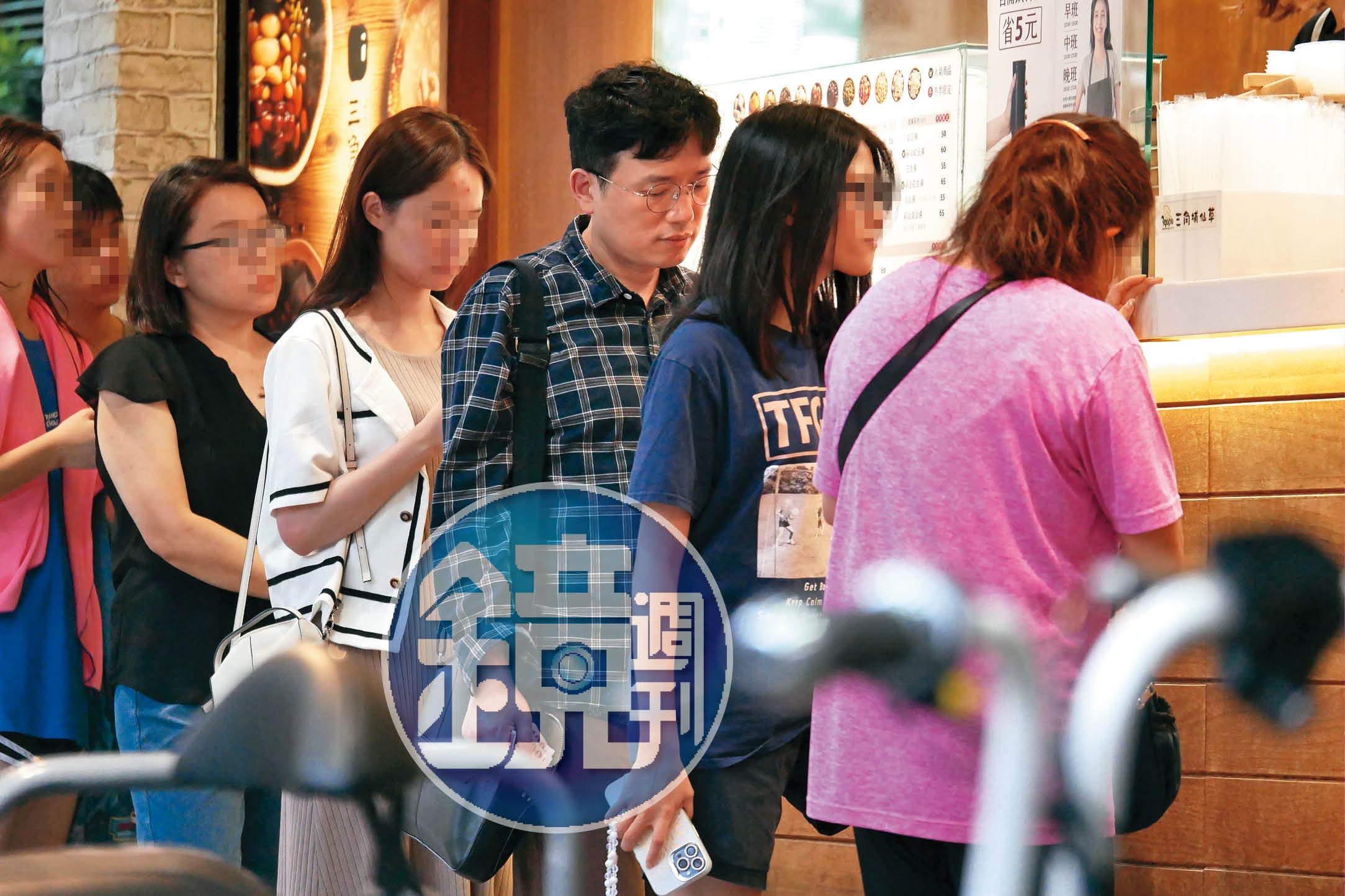 6月22日18：27，江坤俊（右3）與女兒（右2）排隊要買甜品飲料，亦步亦趨的樣子，可見親子關係經營得不錯。