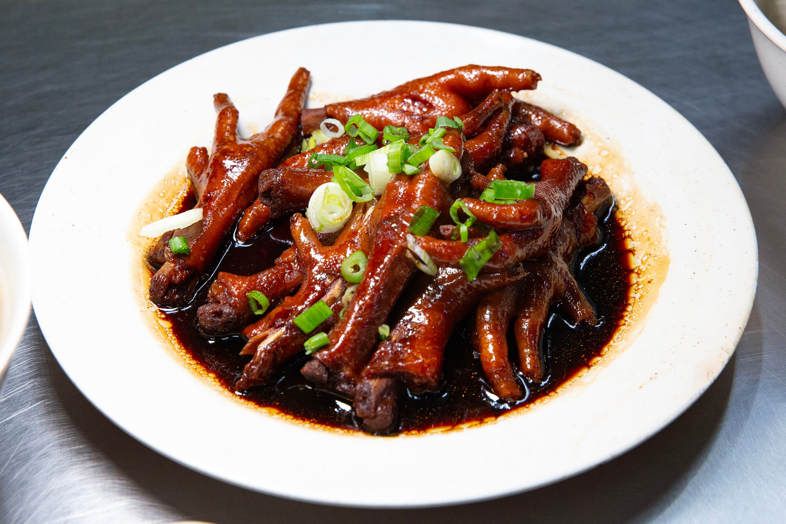 三媽的「滷雞腳」口感黏糯，富含膠質，滷得十分入味。（馬幣9元／份，約NT$68）