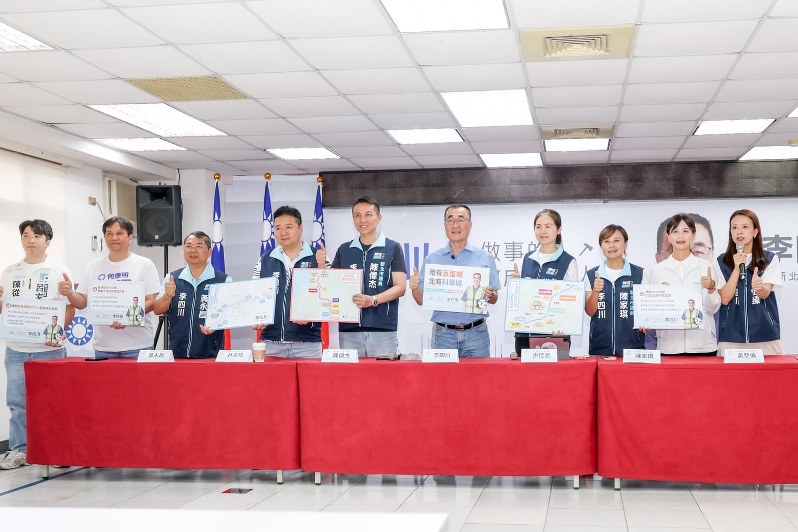 李四川拋交通政見，在地議員現身支持。（李四川競辦提供）